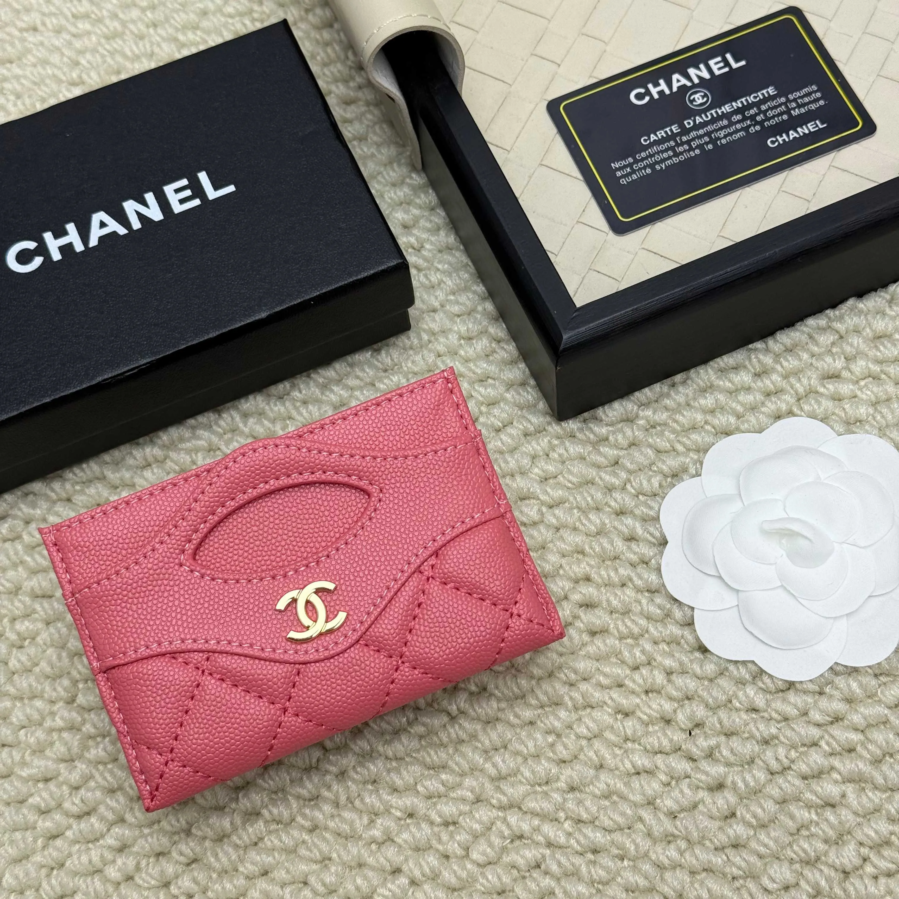 💰110 Chanel's new model, model: AP7776 31 card holder, sheepskin ball pattern. This new 31 card holder comes in several cute pink colors and can hold 6 or 7 cards no problem❣️ Size: 8*11