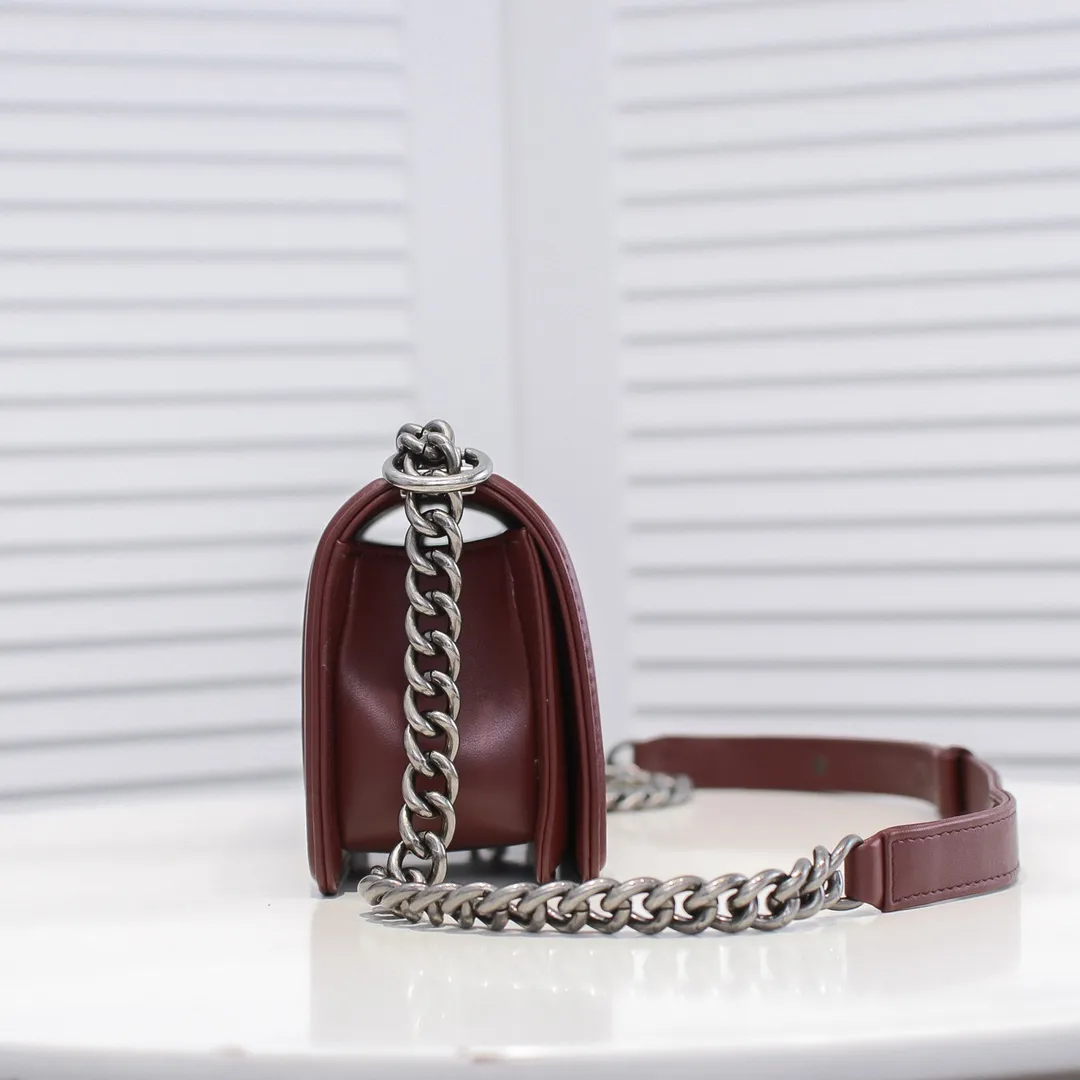 💰400￥ (Full sheepskin with original hardware) [Smile] Chanel Chanel 👑 Lambskin [Lightning] Thickened electroplated hardware accessories 🌈 The workmanship is comparable to the original order 💪 The bottom can be pinched and rebounded without trace, absolutely spot-on and real-life, fashionable and durable 💪💪 High-end quality, no pressure in and out of the drill cabinet 💏, size 20*12*7cm, style number 67085