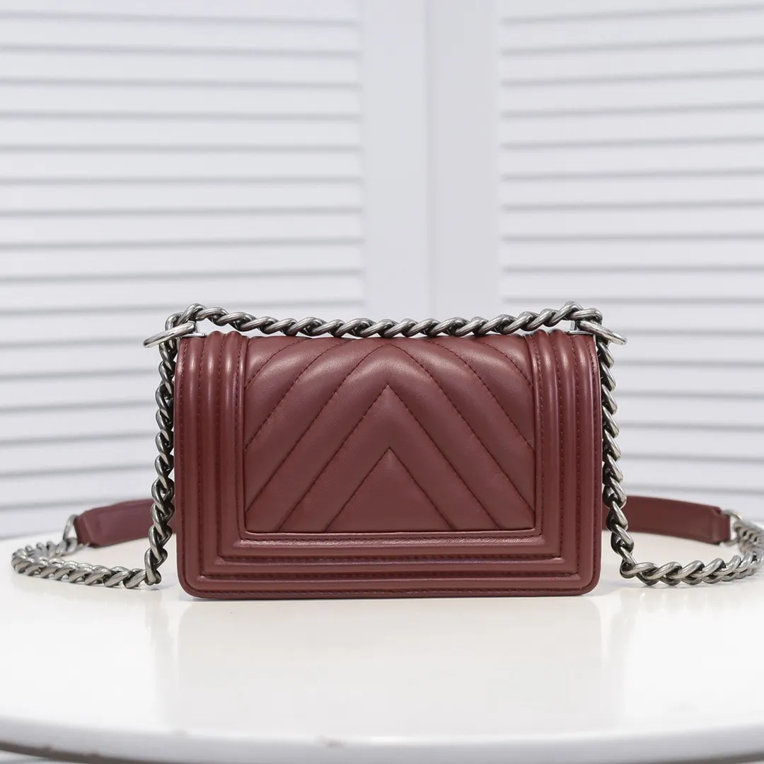 💰400￥ (Full sheepskin with original hardware) [Smile] Chanel Chanel 👑 Lambskin [Lightning] Thickened electroplated hardware accessories 🌈 The workmanship is comparable to the original order 💪 The bottom can be pinched and rebounded without trace, absolutely spot-on and real-life, fashionable and durable 💪💪 High-end quality, no pressure in and out of the drill cabinet 💏, size 20*12*7cm, style number 67085