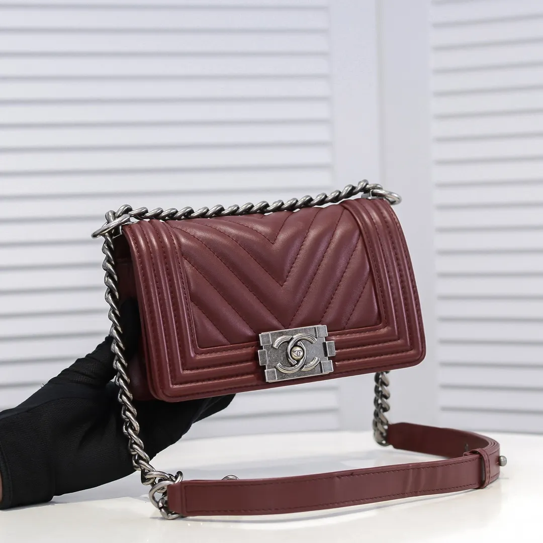 💰400￥ (Full sheepskin with original hardware) [Smile] Chanel Chanel 👑 Lambskin [Lightning] Thickened electroplated hardware accessories 🌈 The workmanship is comparable to the original order 💪 The bottom can be pinched and rebounded without trace, absolutely spot-on and real-life, fashionable and durable 💪💪 High-end quality, no pressure in and out of the drill cabinet 💏, size 20*12*7cm, style number 67085