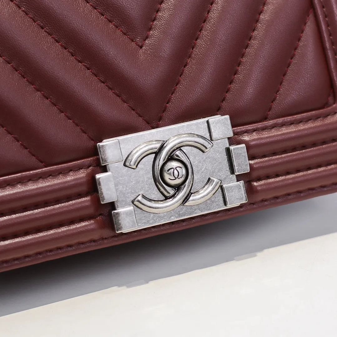 💰400￥ (Full sheepskin with original hardware) [Smile] Chanel Chanel 👑 Lambskin [Lightning] Thickened electroplated hardware accessories 🌈 The workmanship is comparable to the original order 💪 The bottom can be pinched and rebounded without trace, absolutely spot-on and real-life, fashionable and durable 💪💪 High-end quality, no pressure in and out of the drill cabinet 💏, size 20*12*7cm, style number 67085