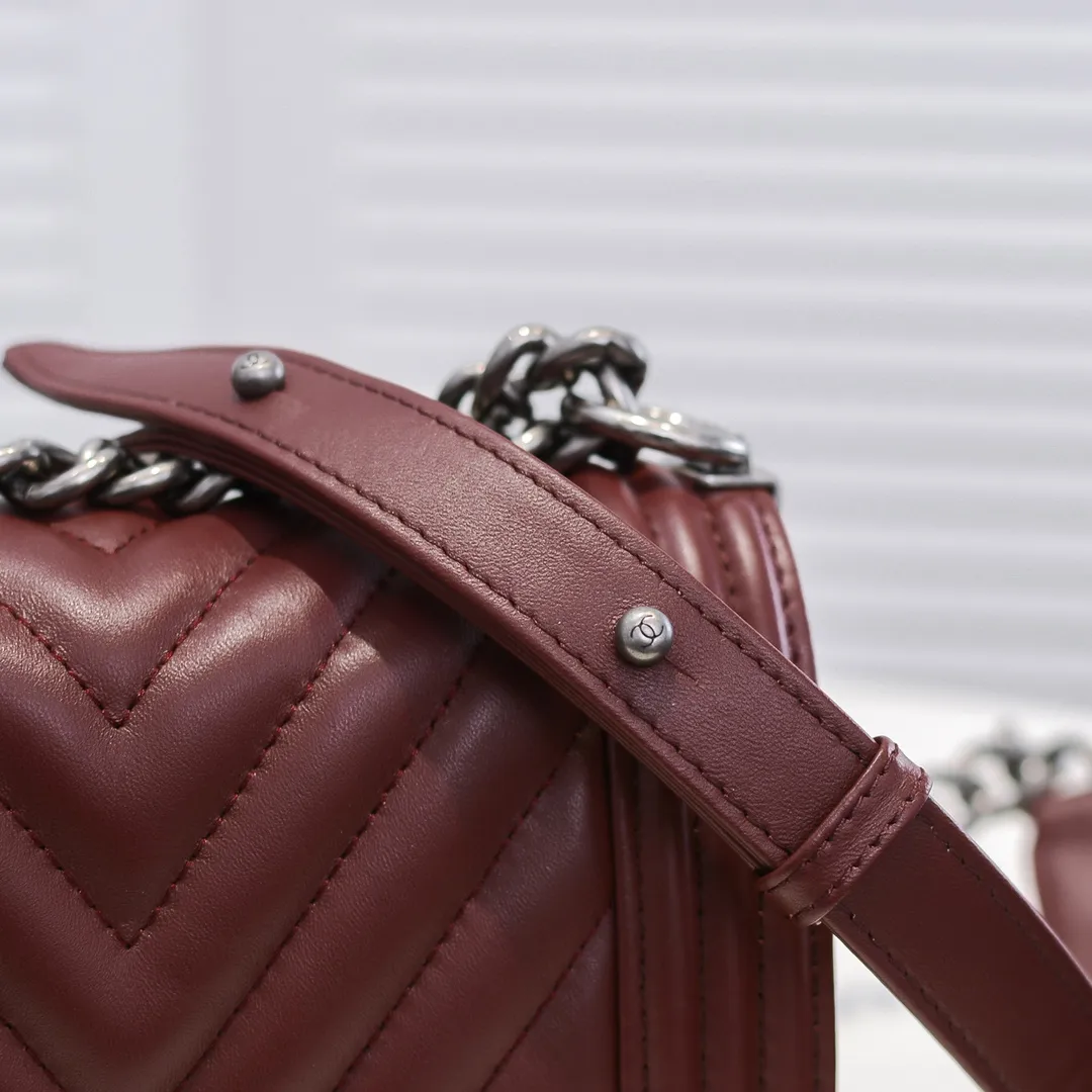 💰400￥ (Full sheepskin with original hardware) [Smile] Chanel Chanel 👑 Lambskin [Lightning] Thickened electroplated hardware accessories 🌈 The workmanship is comparable to the original order 💪 The bottom can be pinched and rebounded without trace, absolutely spot-on and real-life, fashionable and durable 💪💪 High-end quality, no pressure in and out of the drill cabinet 💏, size 20*12*7cm, style number 67085
