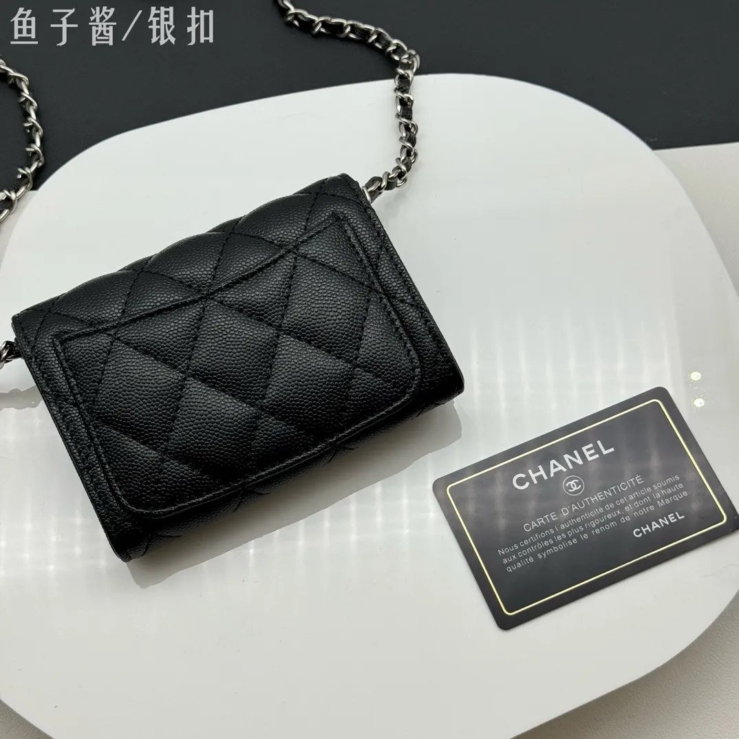 💰170 💎Top quality💖 Comes with gift box 𝑪𝑯𝑨𝑵𝑬𝑳Chanel Caviar/Black Silver Classic Chain Evening Bag Lambskin 💌CF Series Mini Evening Chain Bag Very design-friendly, the hand-carrying shape is clamshell decoration, exquisite and elegant, high-end retro. It can be worn as a crossbody or as a hand-held evening bag The chain can be wrapped twice around the bottom of the cover and can be used under the armpits. It has a practical soul and a good-looking appearance. I have to recommend it. It can hold mobile phones and card slots, and it looks good when going out. The two built-in compartments with a pattern have a large capacity and a back pocket, which is really convenient. Style number: AP506 Size 12x8.5x2.5cm