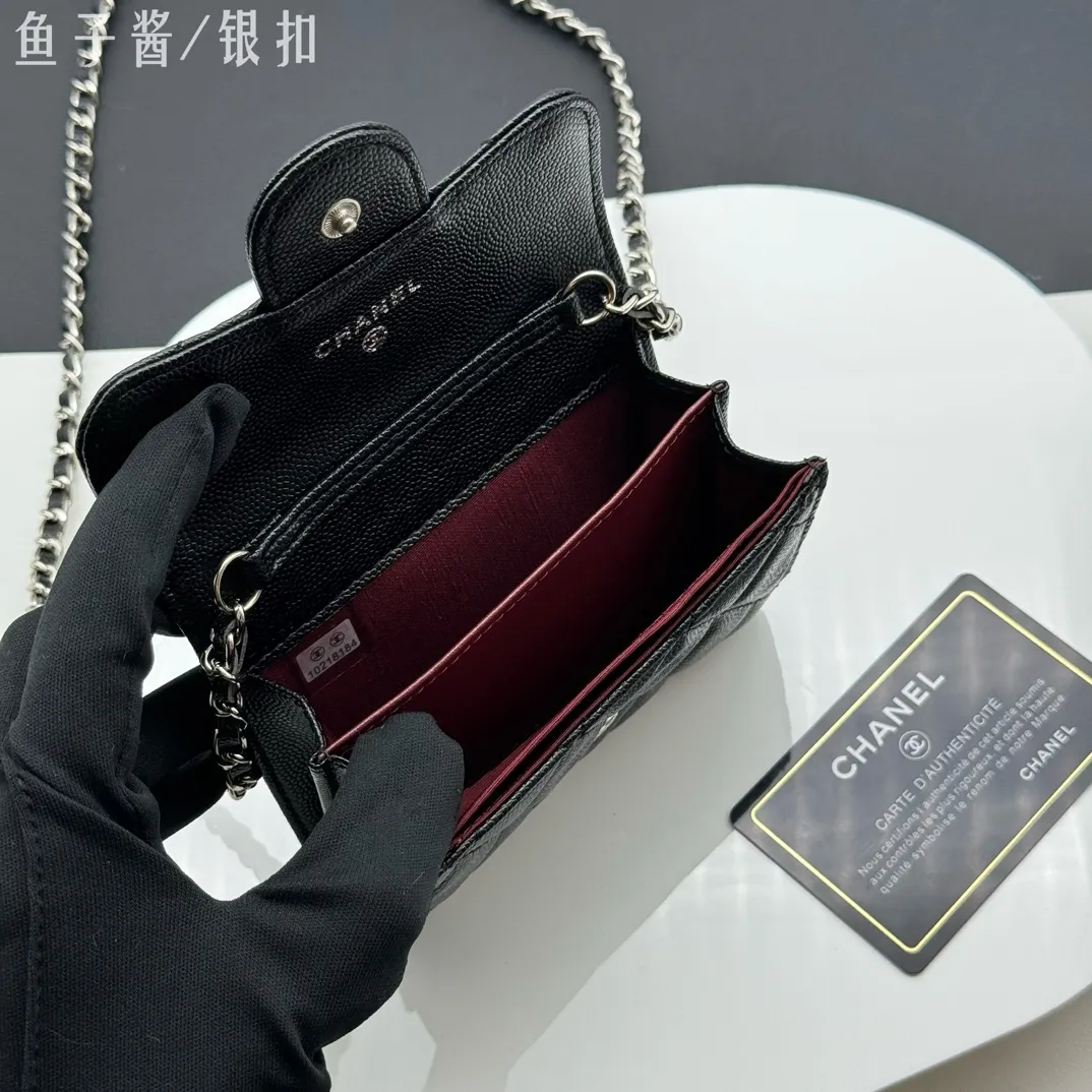 💰170 💎Top quality💖 Comes with gift box 𝑪𝑯𝑨𝑵𝑬𝑳Chanel Caviar/Black Silver Classic Chain Evening Bag Lambskin 💌CF Series Mini Evening Chain Bag Very design-friendly, the hand-carrying shape is clamshell decoration, exquisite and elegant, high-end retro. It can be worn as a crossbody or as a hand-held evening bag The chain can be wrapped twice around the bottom of the cover and can be used under the armpits. It has a practical soul and a good-looking appearance. I have to recommend it. It can hold mobile phones and card slots, and it looks good when going out. The two built-in compartments with a pattern have a large capacity and a back pocket, which is really convenient. Style number: AP506 Size 12x8.5x2.5cm