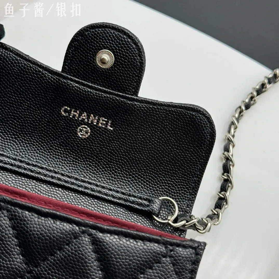 💰170 💎Top quality💖 Comes with gift box 𝑪𝑯𝑨𝑵𝑬𝑳Chanel Caviar/Black Silver Classic Chain Evening Bag Lambskin 💌CF Series Mini Evening Chain Bag Very design-friendly, the hand-carrying shape is clamshell decoration, exquisite and elegant, high-end retro. It can be worn as a crossbody or as a hand-held evening bag The chain can be wrapped twice around the bottom of the cover and can be used under the armpits. It has a practical soul and a good-looking appearance. I have to recommend it. It can hold mobile phones and card slots, and it looks good when going out. The two built-in compartments with a pattern have a large capacity and a back pocket, which is really convenient. Style number: AP506 Size 12x8.5x2.5cm