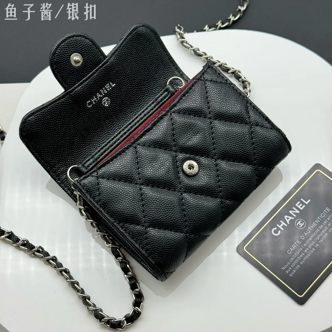 💰170 💎Top quality💖 Comes with gift box 𝑪𝑯𝑨𝑵𝑬𝑳Chanel Caviar/Black Silver Classic Chain Evening Bag Lambskin 💌CF Series Mini Evening Chain Bag Very design-friendly, the hand-carrying shape is clamshell decoration, exquisite and elegant, high-end retro. It can be worn as a crossbody or as a hand-held evening bag The chain can be wrapped twice around the bottom of the cover and can be used under the armpits. It has a practical soul and a good-looking appearance. I have to recommend it. It can hold mobile phones and card slots, and it looks good when going out. The two built-in compartments with a pattern have a large capacity and a back pocket, which is really convenient. Style number: AP506 Size 12x8.5x2.5cm