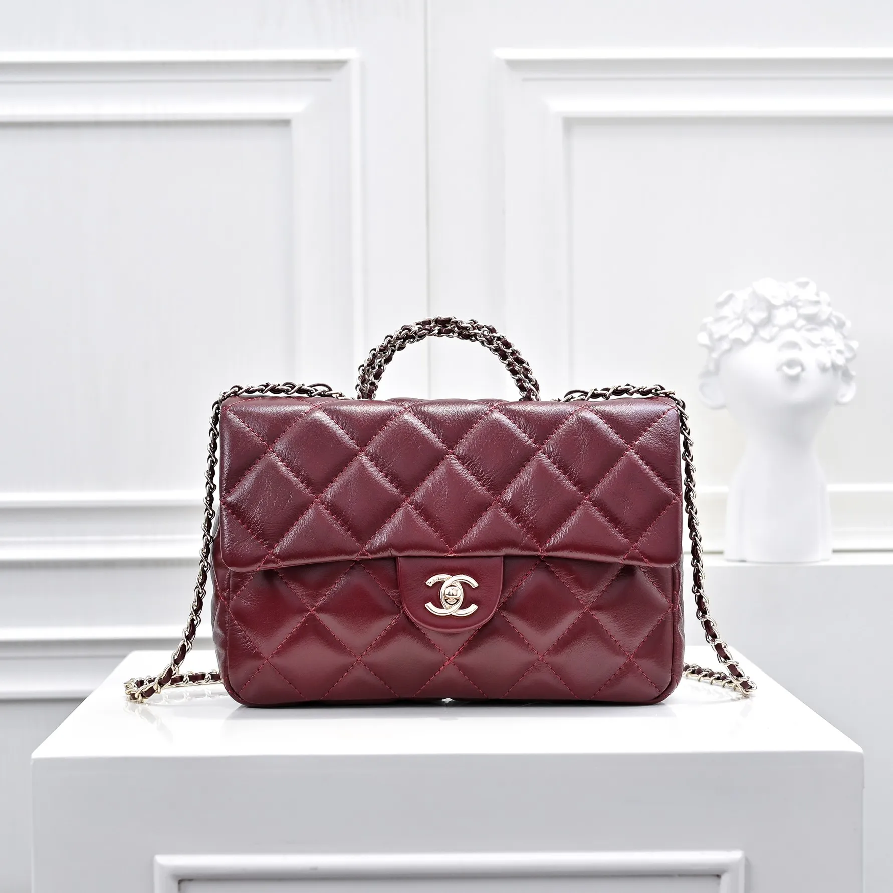 💰480￥Large size👑Chanel24B new series has a top layer of oil-wax leather, which is both beautiful and very resistant. The twist handle is a new height of "twist-like" metal chain handle, which is an integrated fixed handle composed of three non-connected chains. Large size: 25x17cm, style number: 367