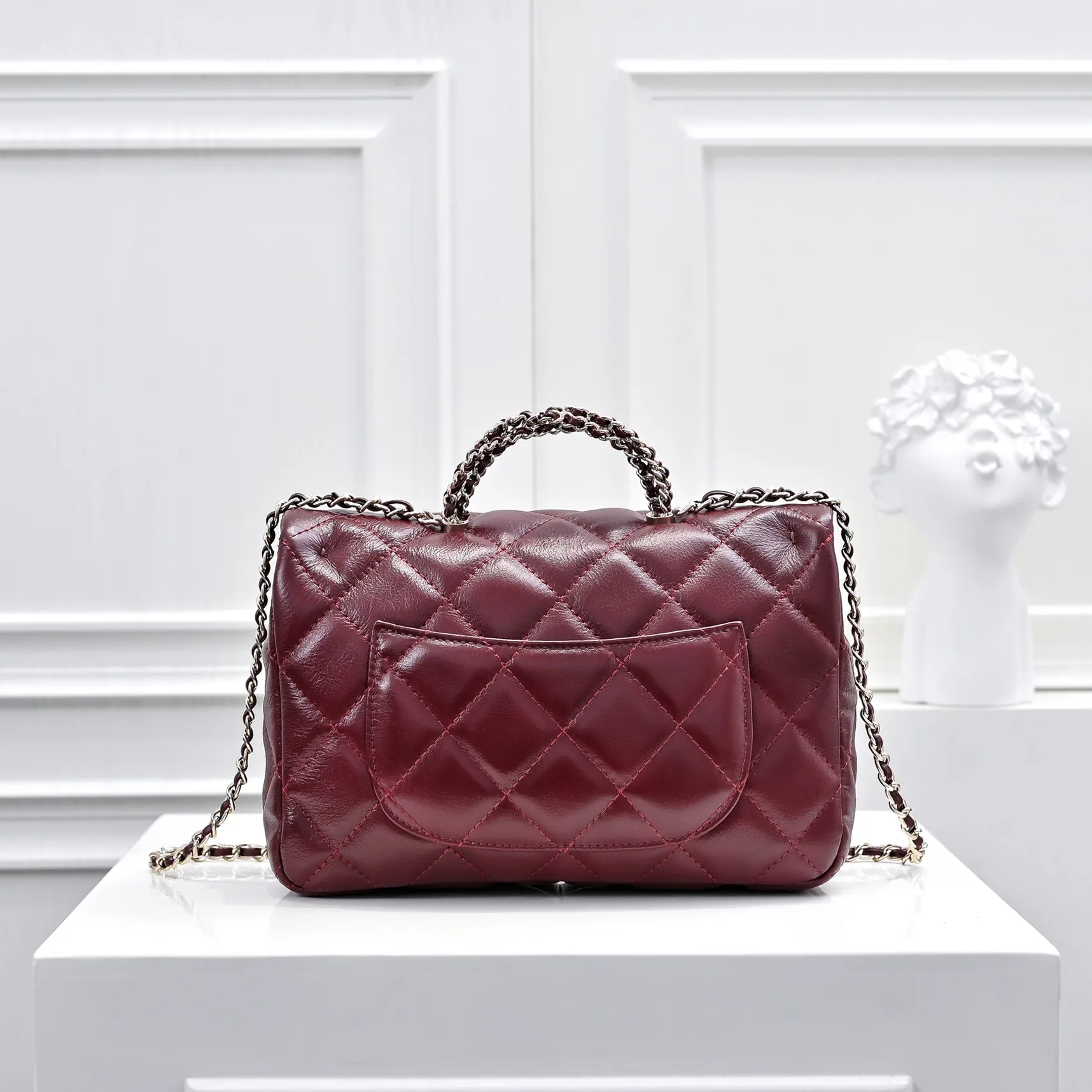 💰480￥Large size👑Chanel24B new series has a top layer of oil-wax leather, which is both beautiful and very resistant. The twist handle is a new height of "twist-like" metal chain handle, which is an integrated fixed handle composed of three non-connected chains. Large size: 25x17cm, style number: 367
