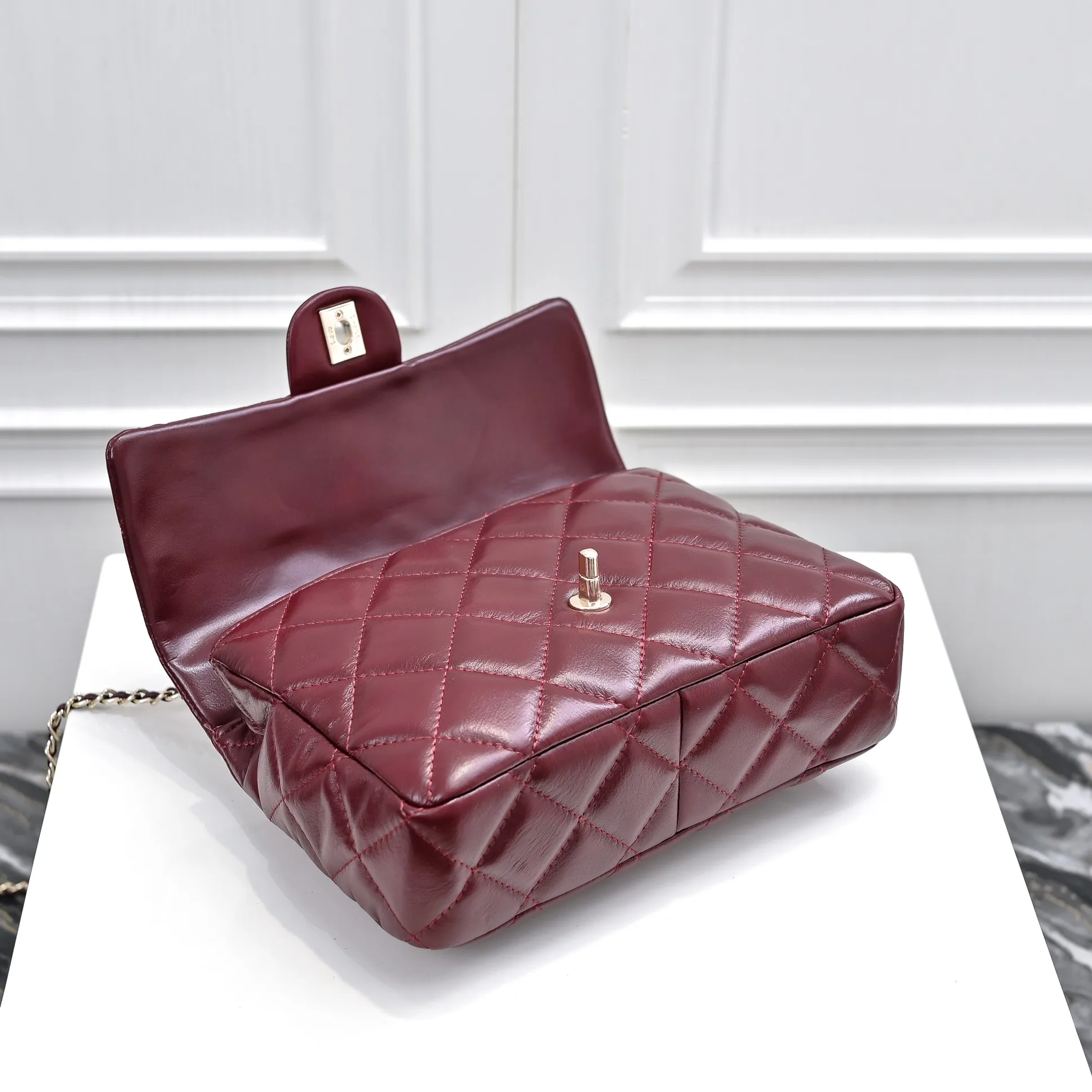 💰480￥Large size👑Chanel24B new series has a top layer of oil-wax leather, which is both beautiful and very resistant. The twist handle is a new height of "twist-like" metal chain handle, which is an integrated fixed handle composed of three non-connected chains. Large size: 25x17cm, style number: 367