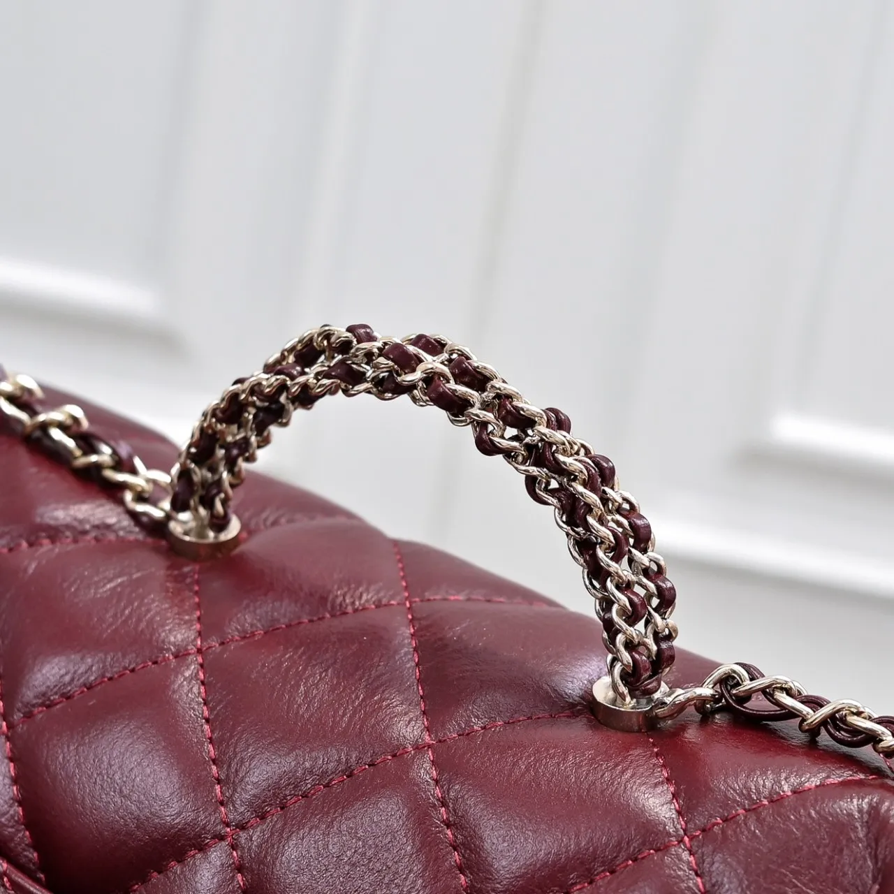 💰480￥Large size👑Chanel24B new series has a top layer of oil-wax leather, which is both beautiful and very resistant. The twist handle is a new height of "twist-like" metal chain handle, which is an integrated fixed handle composed of three non-connected chains. Large size: 25x17cm, style number: 367