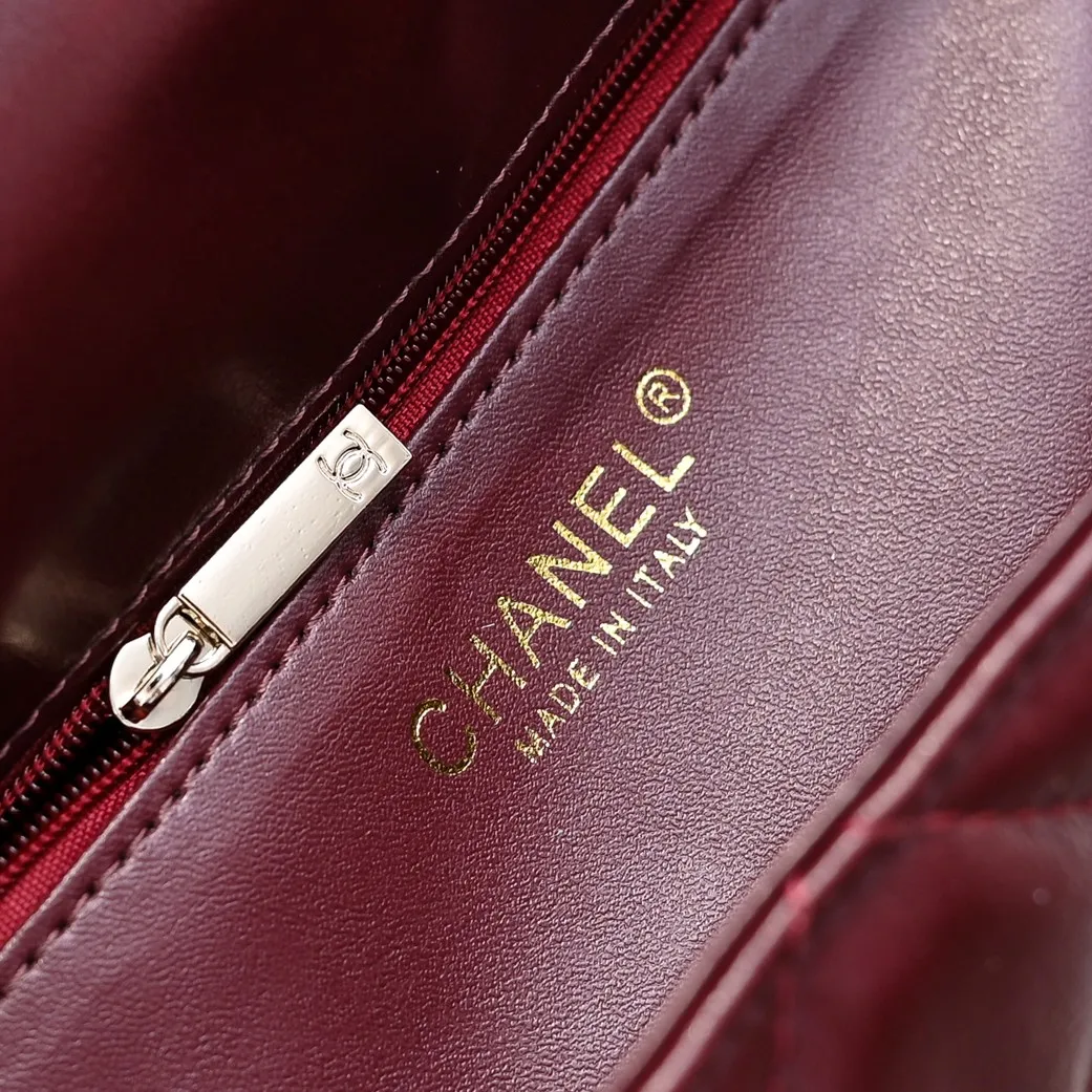 💰480￥Large size👑Chanel24B new series has a top layer of oil-wax leather, which is both beautiful and very resistant. The twist handle is a new height of "twist-like" metal chain handle, which is an integrated fixed handle composed of three non-connected chains. Large size: 25x17cm, style number: 367