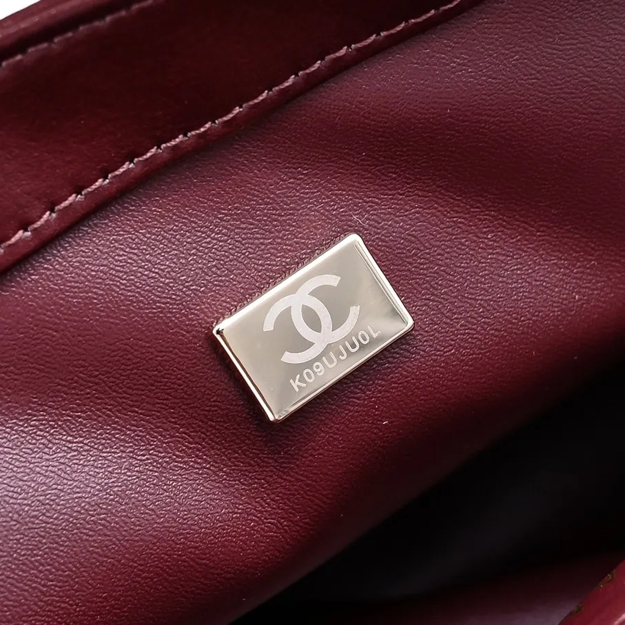 💰480￥Large size👑Chanel24B new series has a top layer of oil-wax leather, which is both beautiful and very resistant. The twist handle is a new height of "twist-like" metal chain handle, which is an integrated fixed handle composed of three non-connected chains. Large size: 25x17cm, style number: 367