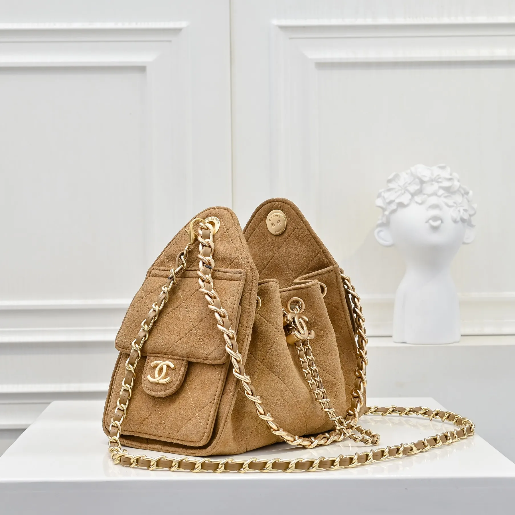 💰520￥Mini chanel 25c bag king matte suede hobo underarm bag hippie underarm bag mini retro gold coin button drawstring bucket bag + diamond pattern + retro black gold classic chain design, full of high-end sense! A must-have for daily travel, with exquisite appearance and delicate texture, it can be easily worn in both casual and formal occasions. It is small and cute and comes with a cross-body chain, which is very nice. Size: 20x22x12.5cm Style number: 7016 Material: frosted