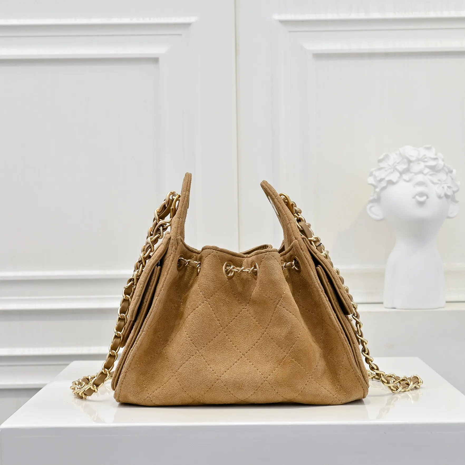 💰520￥Mini chanel 25c bag king matte suede hobo underarm bag hippie underarm bag mini retro gold coin button drawstring bucket bag + diamond pattern + retro black gold classic chain design, full of high-end sense! A must-have for daily travel, with exquisite appearance and delicate texture, it can be easily worn in both casual and formal occasions. It is small and cute and comes with a cross-body chain, which is very nice. Size: 20x22x12.5cm Style number: 7016 Material: frosted