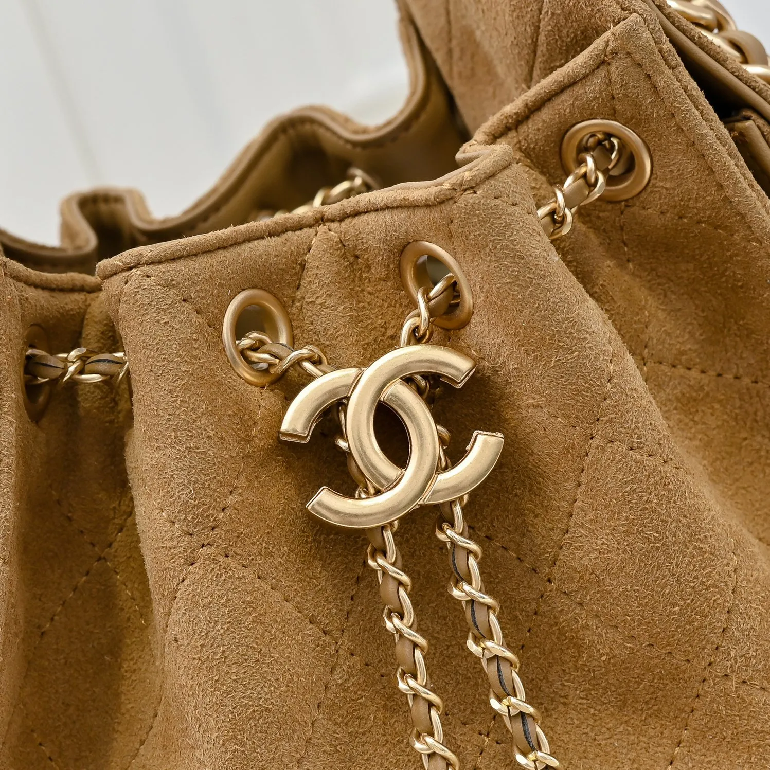 💰520￥Mini chanel 25c bag king matte suede hobo underarm bag hippie underarm bag mini retro gold coin button drawstring bucket bag + diamond pattern + retro black gold classic chain design, full of high-end sense! A must-have for daily travel, with exquisite appearance and delicate texture, it can be easily worn in both casual and formal occasions. It is small and cute and comes with a cross-body chain, which is very nice. Size: 20x22x12.5cm Style number: 7016 Material: frosted