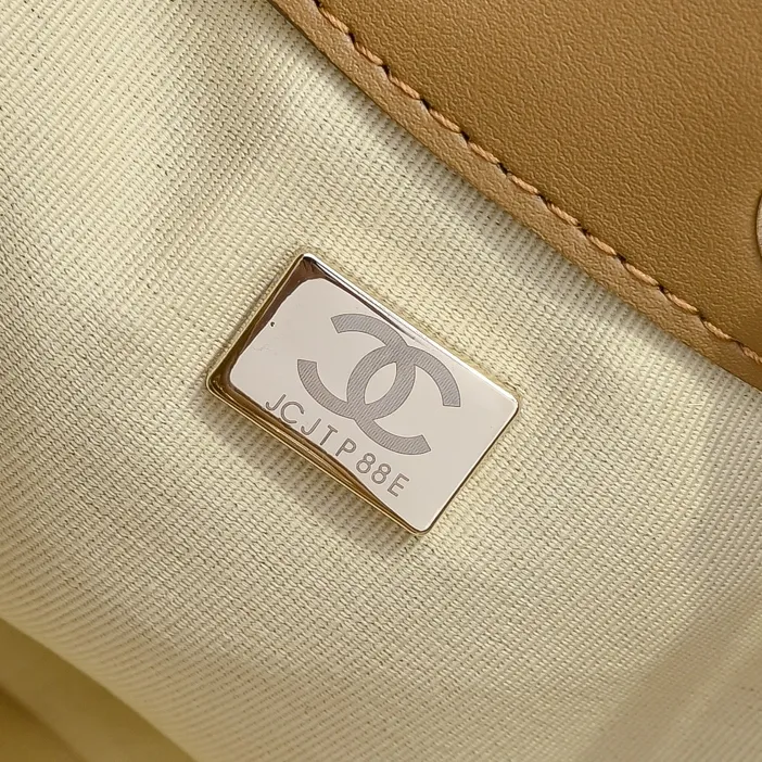 💰520￥Mini chanel 25c bag king matte suede hobo underarm bag hippie underarm bag mini retro gold coin button drawstring bucket bag + diamond pattern + retro black gold classic chain design, full of high-end sense! A must-have for daily travel, with exquisite appearance and delicate texture, it can be easily worn in both casual and formal occasions. It is small and cute and comes with a cross-body chain, which is very nice. Size: 20x22x12.5cm Style number: 7016 Material: frosted