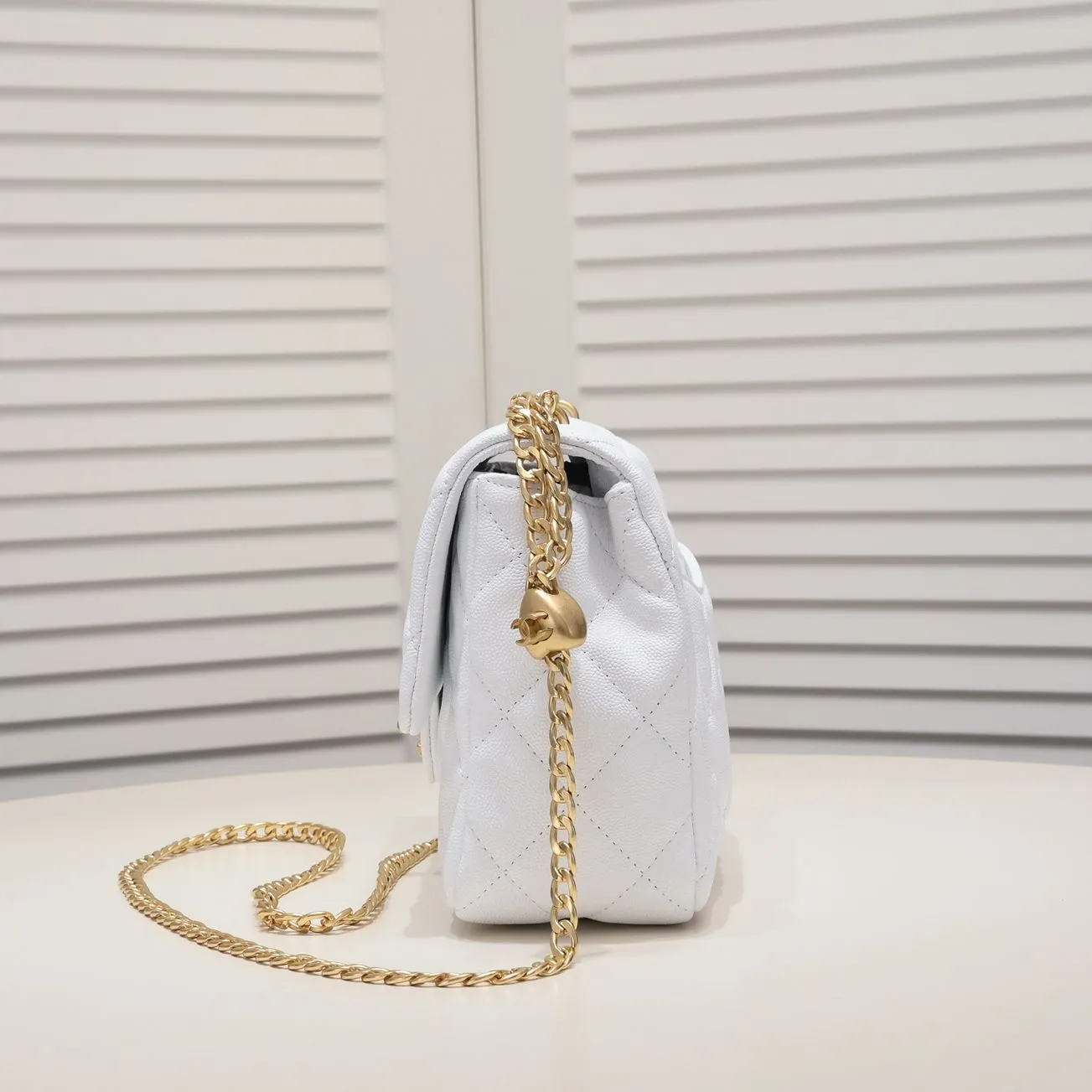 💰380￥Large size Chane1 🌐23P new model 💎Love ball beats golden ball? Needless to say, Chanel's golden ball is so popular. It is difficult to buy at the counter and has 5 stars. This new season has a new love model, come and get it quickly!💕 The love ball with matte matte texture will make girls' hearts burst. The chain is also a plain chain with the same texture, and the durability of lychee leather is perfect. If the golden ball is a classic, then the love ball is a brand new fashion. 💗 Whether it is a big mini or a fat square, they are very rare. If you can't buy a gold ball, come and buy the 23P love ball🌷Model number: 3892 size: 19X24x9cm