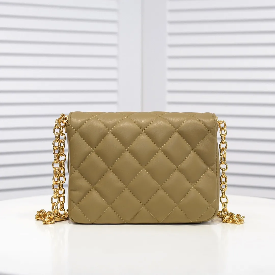 💰380￥💋Chanel 2020 Autumn and Winter Limited Edition Gold Coin Bag Sheepskin Gold coins have always been a symbol of luck and nobility. When paired with a bag, it makes you even more wealthy [Hey ha] Plus this design continues the CF classic elements, making the bag more beautiful and practical, and it is still a must-have series [Happy][Happy] Size: 21x17x7cm🎉🎉Model: 2222