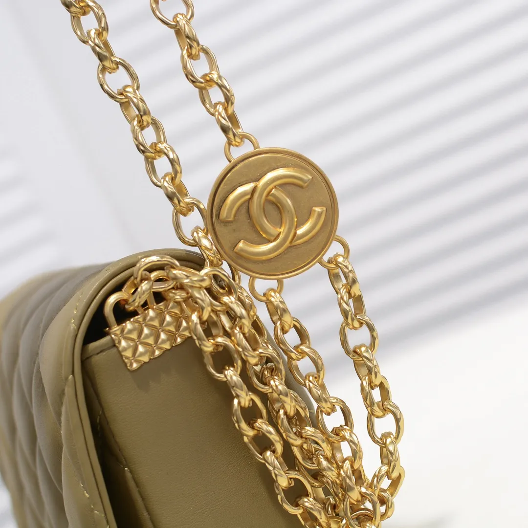 💰380￥💋Chanel 2020 Autumn and Winter Limited Edition Gold Coin Bag Sheepskin Gold coins have always been a symbol of luck and nobility. When paired with a bag, it makes you even more wealthy [Hey ha] Plus this design continues the CF classic elements, making the bag more beautiful and practical, and it is still a must-have series [Happy][Happy] Size: 21x17x7cm🎉🎉Model: 2222