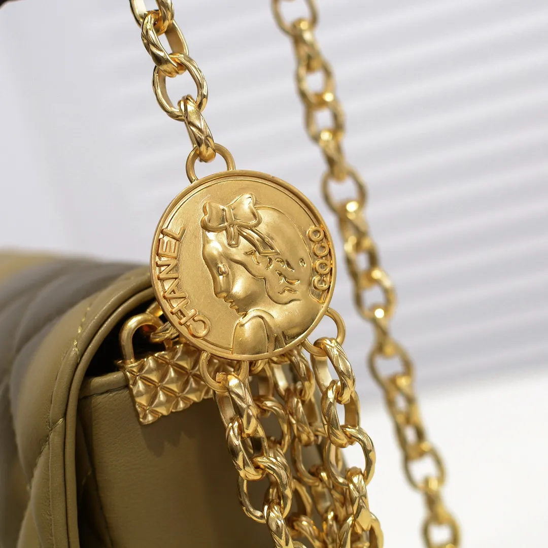 💰380￥💋Chanel 2020 Autumn and Winter Limited Edition Gold Coin Bag Sheepskin Gold coins have always been a symbol of luck and nobility. When paired with a bag, it makes you even more wealthy [Hey ha] Plus this design continues the CF classic elements, making the bag more beautiful and practical, and it is still a must-have series [Happy][Happy] Size: 21x17x7cm🎉🎉Model: 2222