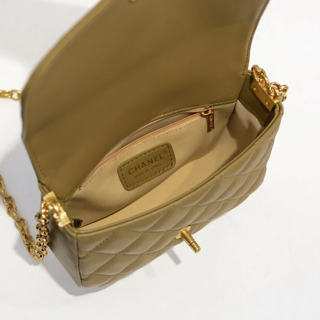💰380￥💋Chanel 2020 Autumn and Winter Limited Edition Gold Coin Bag Sheepskin Gold coins have always been a symbol of luck and nobility. When paired with a bag, it makes you even more wealthy [Hey ha] Plus this design continues the CF classic elements, making the bag more beautiful and practical, and it is still a must-have series [Happy][Happy] Size: 21x17x7cm🎉🎉Model: 2222