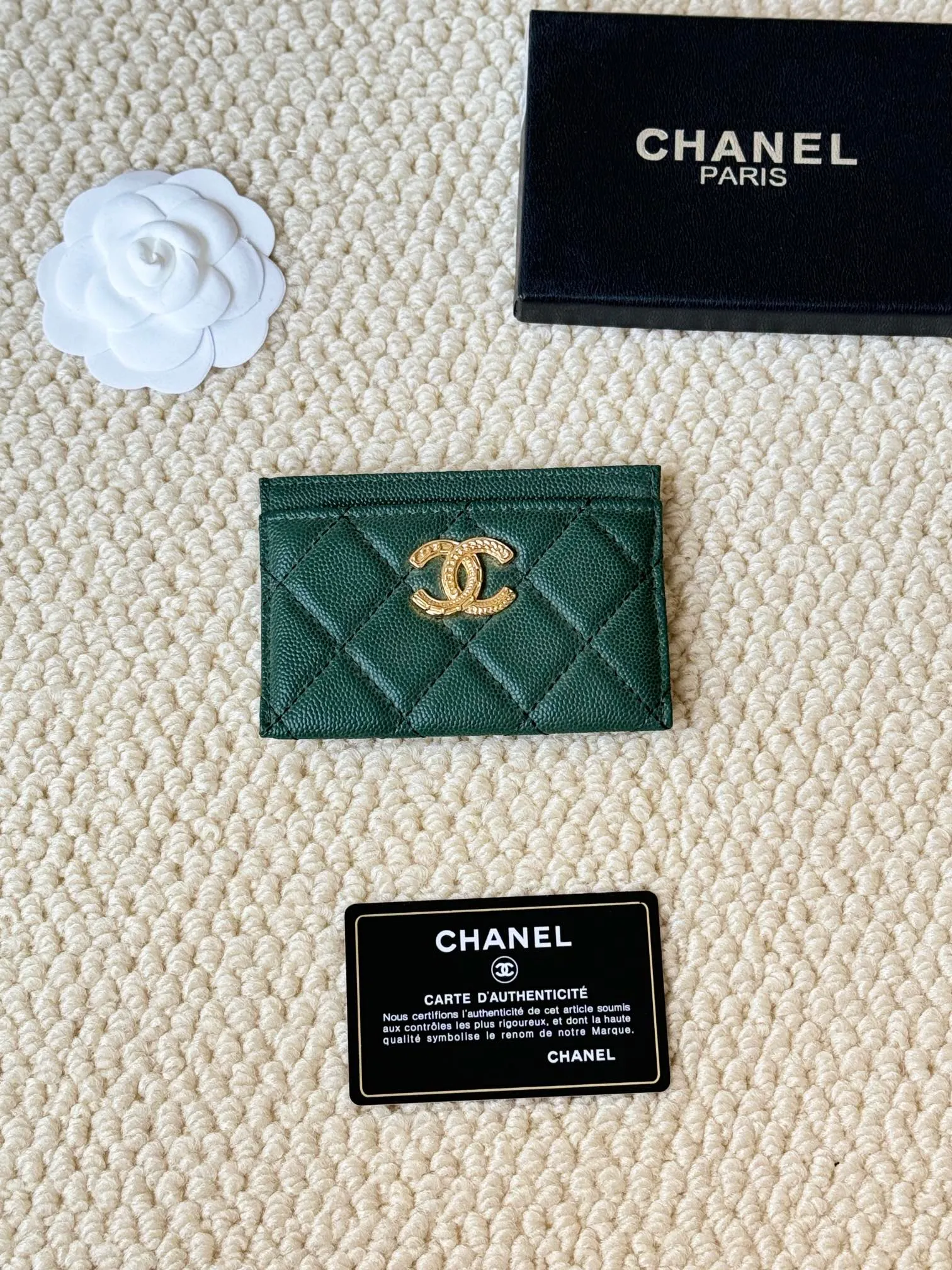 💰100 chanel model: 3188 22k embossed lgo large double C hardware, official website 2023 latest 🆕card holder, caviar medium ball grain cowhide, anti-scratch, super glossy, 3 card slots each put a card, you can also put a card + a few coins in the middle Size: 10cm