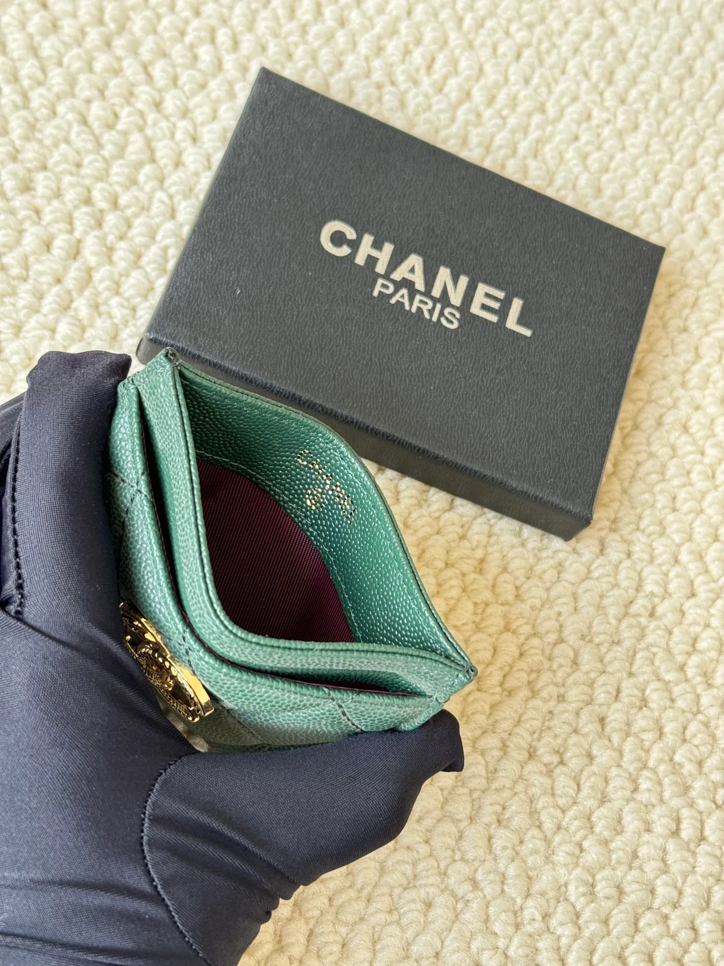 💰100 chanel model: 3188 22k embossed lgo large double C hardware, official website 2023 latest 🆕card holder, caviar medium ball grain cowhide, anti-scratch, super glossy, 3 card slots each put a card, you can also put a card + a few coins in the middle Size: 10cm