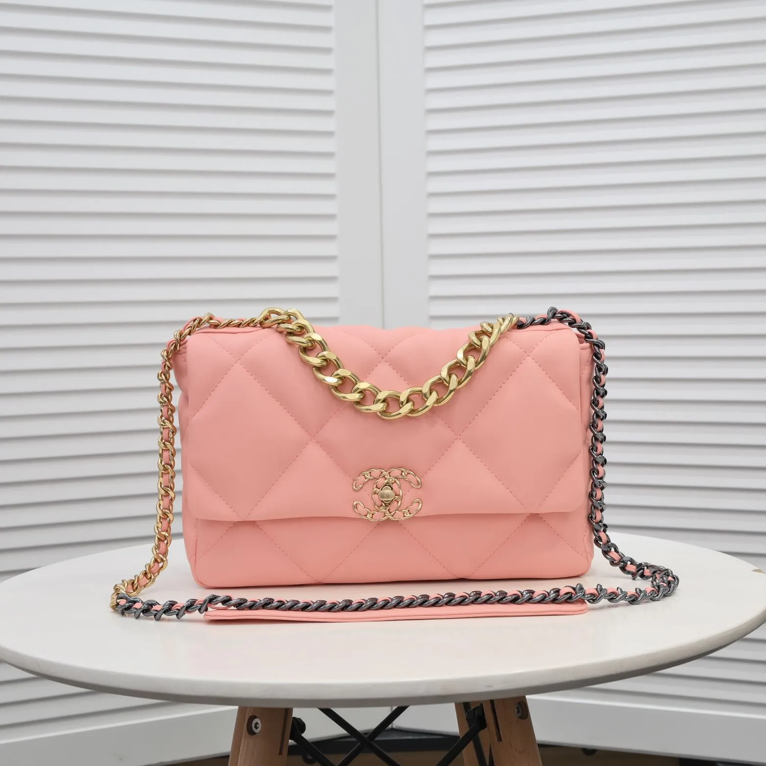 💰410￥Pink medium size Chanel’s latest hot model is now available📣📣Synchronized with counters🤭Imported cowhide🐂feels very soft. The upper body effect is super good, it can be carried by hand, on one shoulder or cross-body, showing the elegance and charm of women. Hurry up and get it. Style number: 9011. Size: 30*20*12cm.