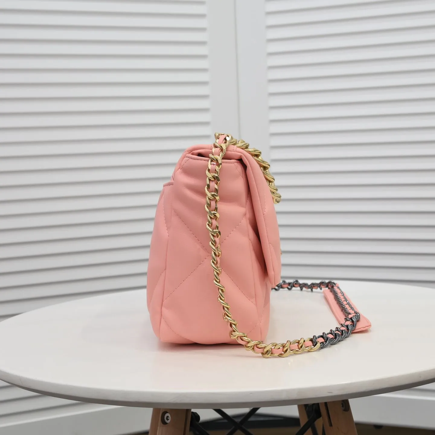 💰410￥Pink medium size Chanel’s latest hot model is now available📣📣Synchronized with counters🤭Imported cowhide🐂feels very soft. The upper body effect is super good, it can be carried by hand, on one shoulder or cross-body, showing the elegance and charm of women. Hurry up and get it. Style number: 9011. Size: 30*20*12cm.