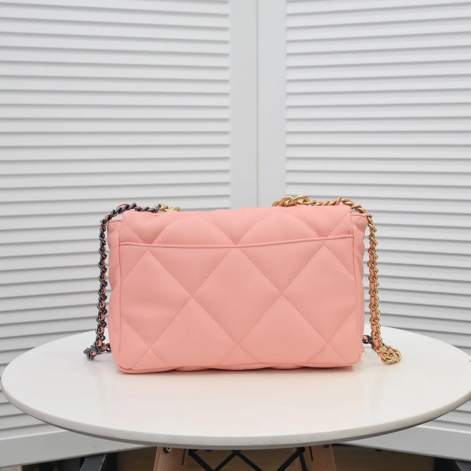 💰410￥Pink medium size Chanel’s latest hot model is now available📣📣Synchronized with counters🤭Imported cowhide🐂feels very soft. The upper body effect is super good, it can be carried by hand, on one shoulder or cross-body, showing the elegance and charm of women. Hurry up and get it. Style number: 9011. Size: 30*20*12cm.