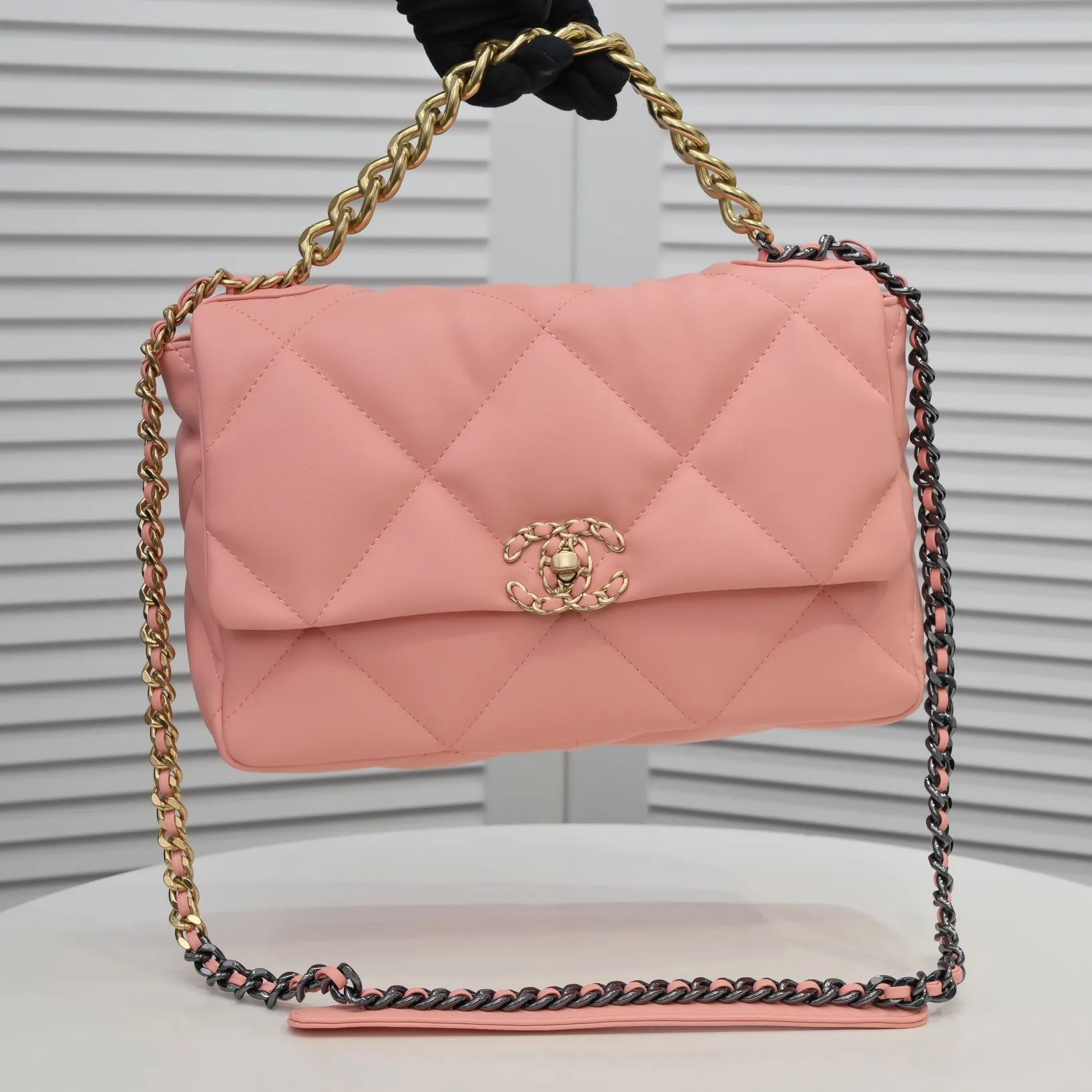 💰410￥Pink medium size Chanel’s latest hot model is now available📣📣Synchronized with counters🤭Imported cowhide🐂feels very soft. The upper body effect is super good, it can be carried by hand, on one shoulder or cross-body, showing the elegance and charm of women. Hurry up and get it. Style number: 9011. Size: 30*20*12cm.