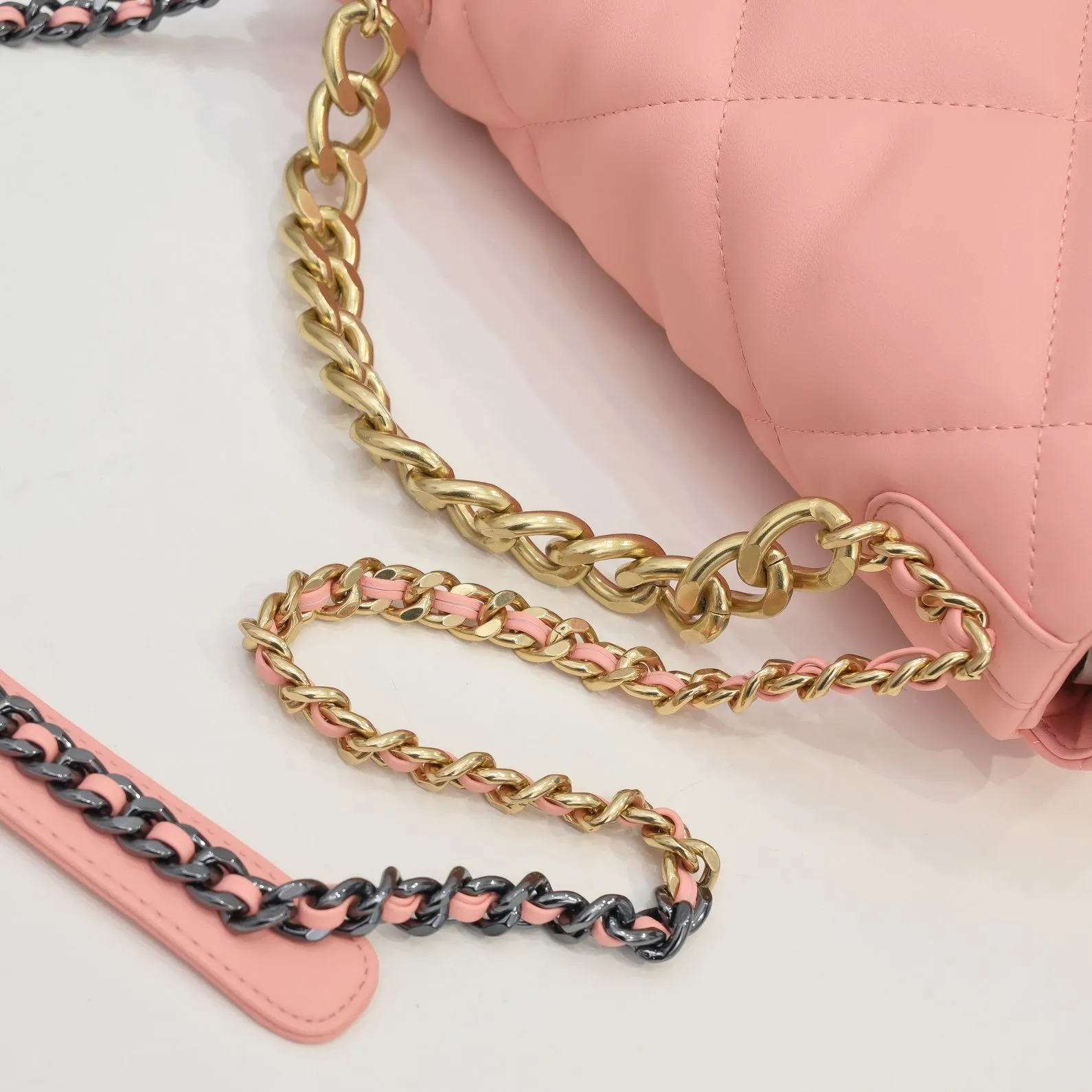 💰410￥Pink medium size Chanel’s latest hot model is now available📣📣Synchronized with counters🤭Imported cowhide🐂feels very soft. The upper body effect is super good, it can be carried by hand, on one shoulder or cross-body, showing the elegance and charm of women. Hurry up and get it. Style number: 9011. Size: 30*20*12cm.
