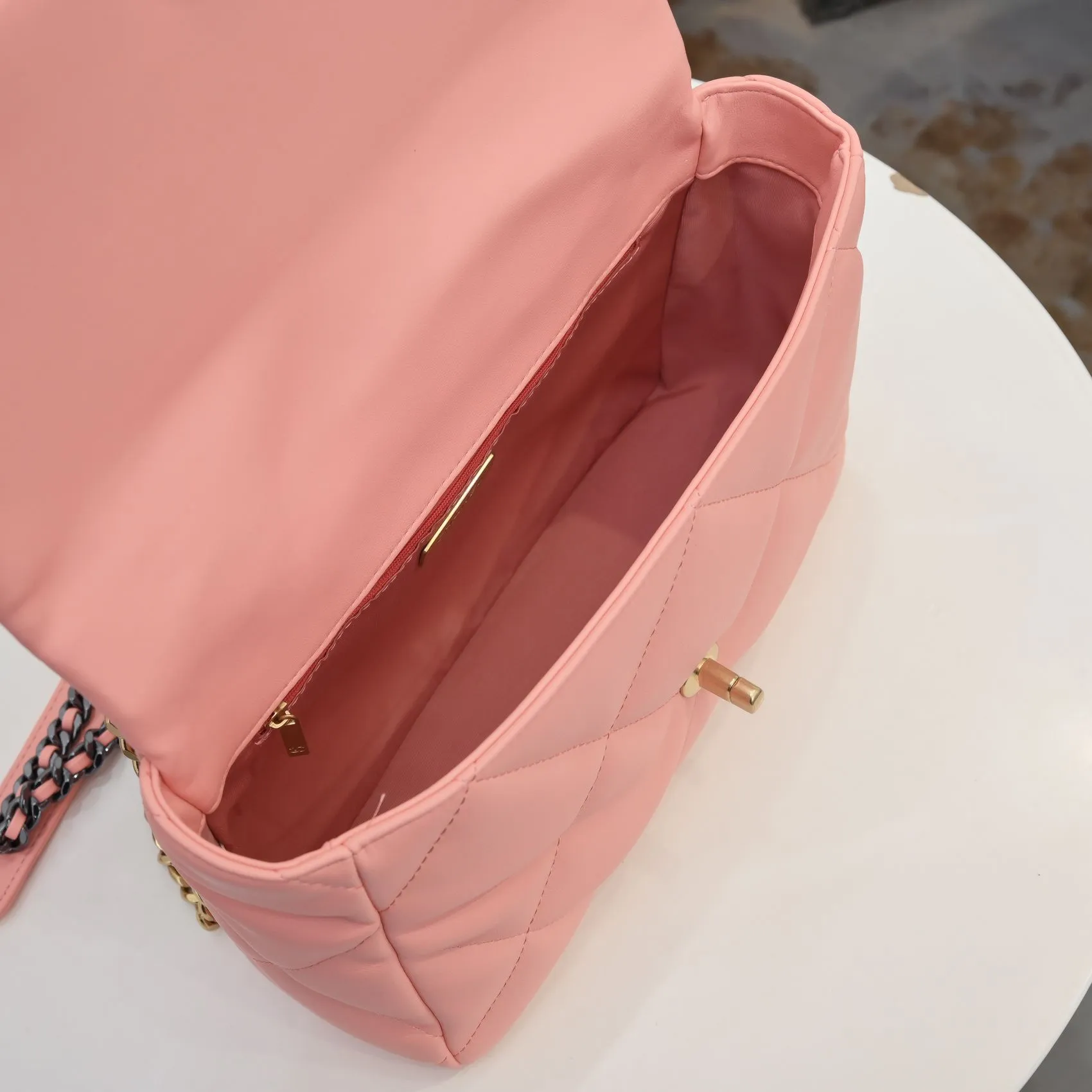 💰410￥Pink medium size Chanel’s latest hot model is now available📣📣Synchronized with counters🤭Imported cowhide🐂feels very soft. The upper body effect is super good, it can be carried by hand, on one shoulder or cross-body, showing the elegance and charm of women. Hurry up and get it. Style number: 9011. Size: 30*20*12cm.