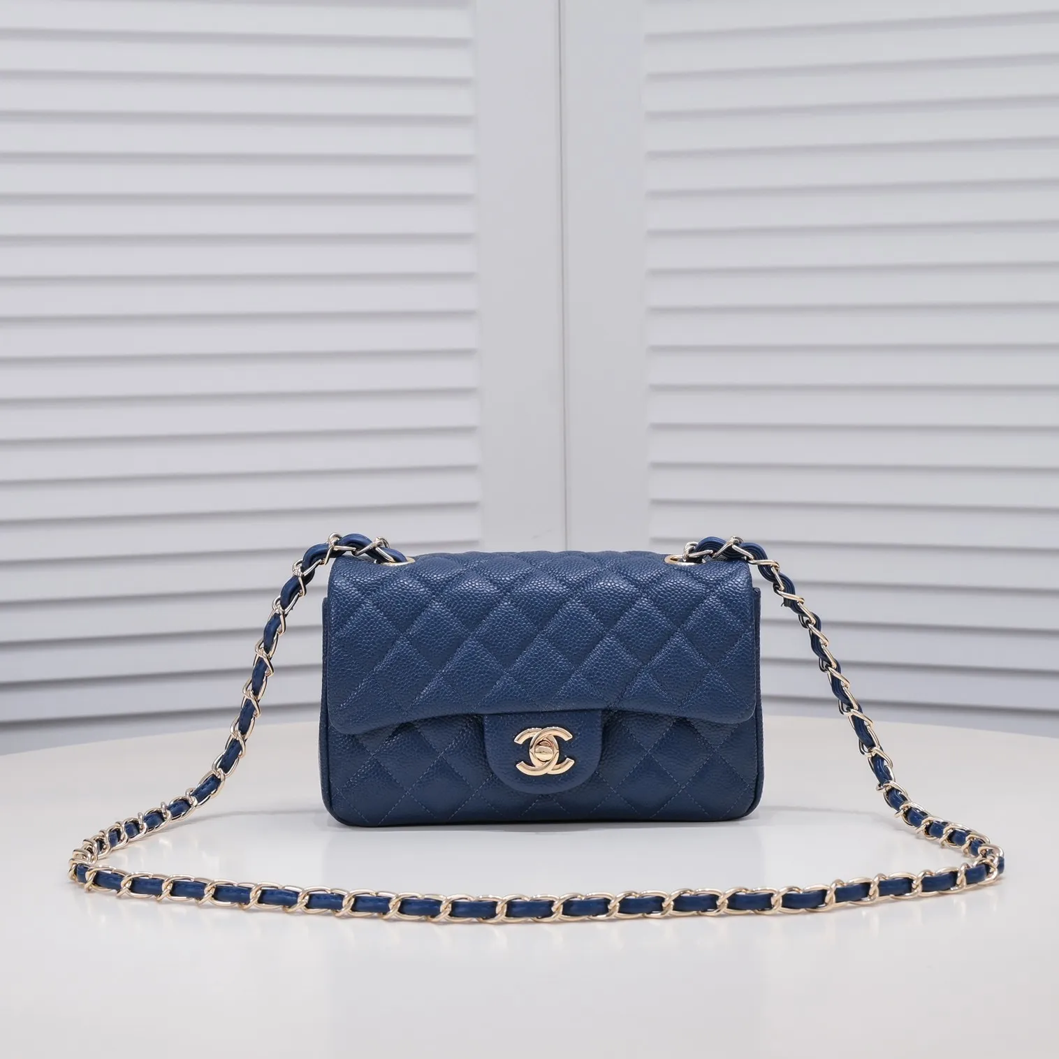 💰320￥Maroon Red💥CF Versatile Caviar Leather🌹 Chanel💃🏻‼ ️Eternal classic style [shy] noble temperament💃🏻favorite of celebrities🌟soft leather and high-end👍counter hardware exquisite workmanship to reject defects [strong] both dazzling and feminine 😝[strong] luxurious and durable🌟size: 20*14*7cm style number 1116 reverse edge