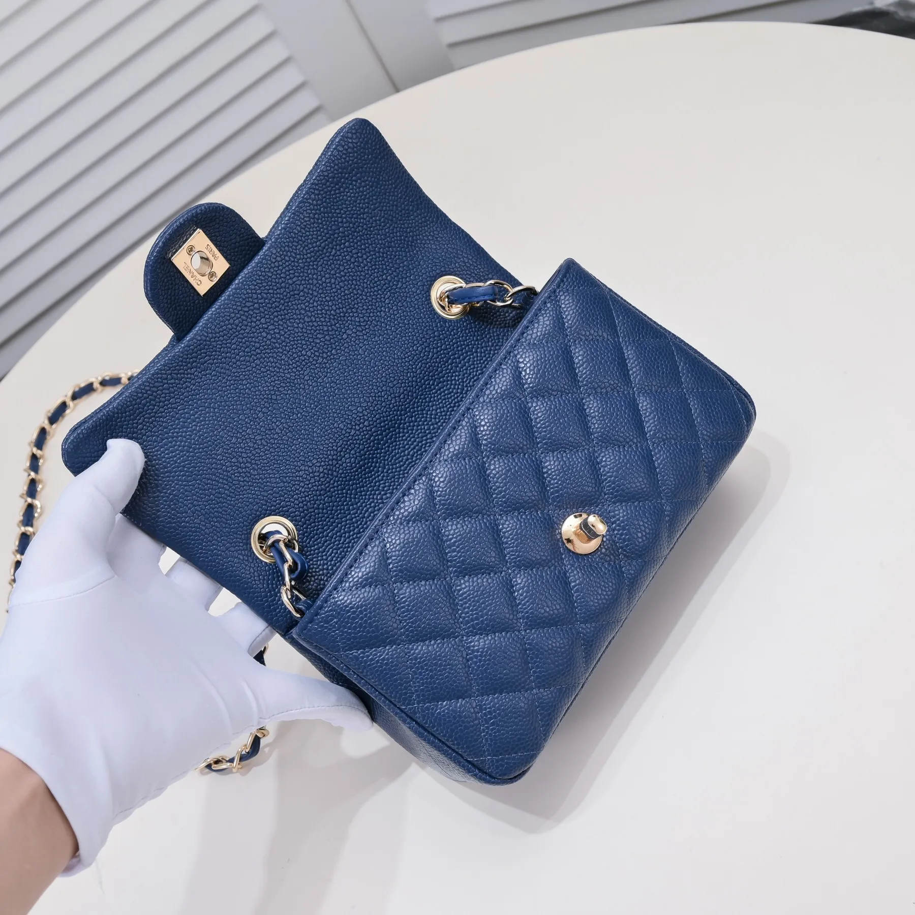 💰320￥Maroon Red💥CF Versatile Caviar Leather🌹 Chanel💃🏻‼ ️Eternal classic style [shy] noble temperament💃🏻favorite of celebrities🌟soft leather and high-end👍counter hardware exquisite workmanship to reject defects [strong] both dazzling and feminine 😝[strong] luxurious and durable🌟size: 20*14*7cm style number 1116 reverse edge