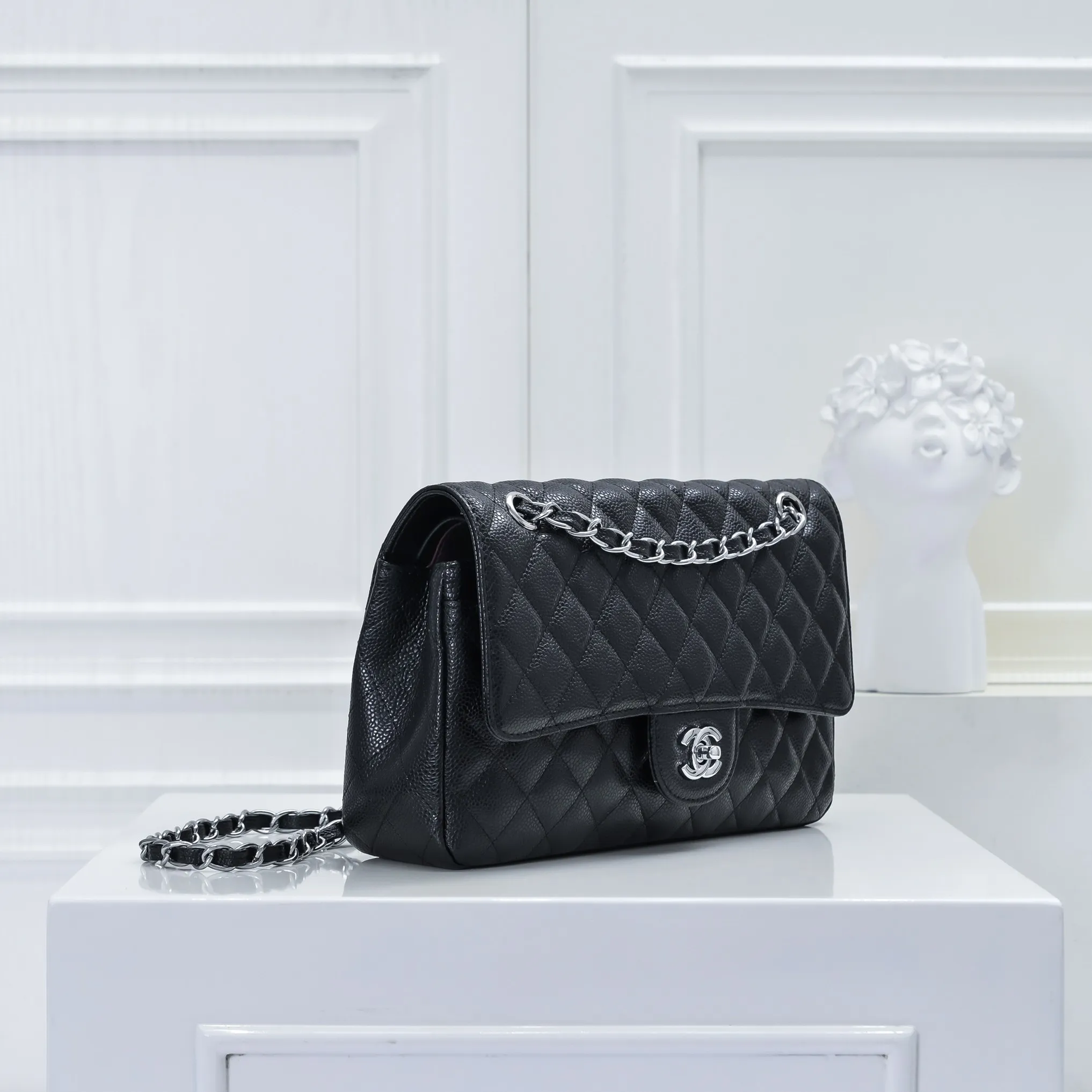 💰420￥Chanel,...Palace-level poison👏...Overseas original factory CF2.55...😱 Absolutely the top-notch caviar ball-grain cowhide you have never seen...✨Real K gold➰Gold buckle✨👑 The line spacing is perfectly consistent. The side of the bag is perfectly streamlined👏..It must have such a texture to be perfect💋 Follow the 9-pin diamond pattern. The flip cover is smooth and seamless ☑️ Strong visual three-dimensional effect 🔱 The diamond pattern is full and delicate 💑 It is super smooth, soft and comfortable to use 👒 CF is a must-have for girls. Size: 25.5*16*6.5cm. Style number: 1112 ball pattern