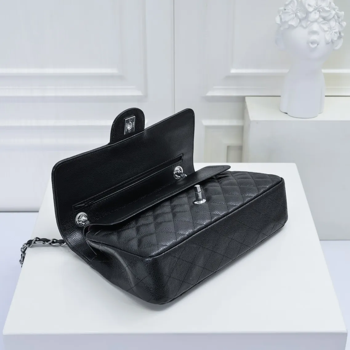 💰420￥Chanel,...Palace-level poison👏...Overseas original factory CF2.55...😱 Absolutely the top-notch caviar ball-grain cowhide you have never seen...✨Real K gold➰Gold buckle✨👑 The line spacing is perfectly consistent. The side of the bag is perfectly streamlined👏..It must have such a texture to be perfect💋 Follow the 9-pin diamond pattern. The flip cover is smooth and seamless ☑️ Strong visual three-dimensional effect 🔱 The diamond pattern is full and delicate 💑 It is super smooth, soft and comfortable to use 👒 CF is a must-have for girls. Size: 25.5*16*6.5cm. Style number: 1112 ball pattern