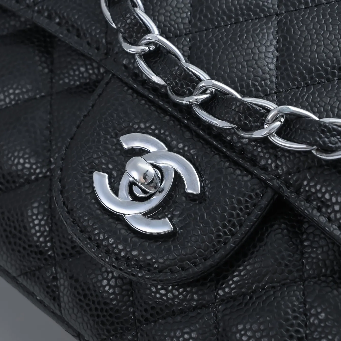 💰420￥Chanel,...Palace-level poison👏...Overseas original factory CF2.55...😱 Absolutely the top-notch caviar ball-grain cowhide you have never seen...✨Real K gold➰Gold buckle✨👑 The line spacing is perfectly consistent. The side of the bag is perfectly streamlined👏..It must have such a texture to be perfect💋 Follow the 9-pin diamond pattern. The flip cover is smooth and seamless ☑️ Strong visual three-dimensional effect 🔱 The diamond pattern is full and delicate 💑 It is super smooth, soft and comfortable to use 👒 CF is a must-have for girls. Size: 25.5*16*6.5cm. Style number: 1112 ball pattern