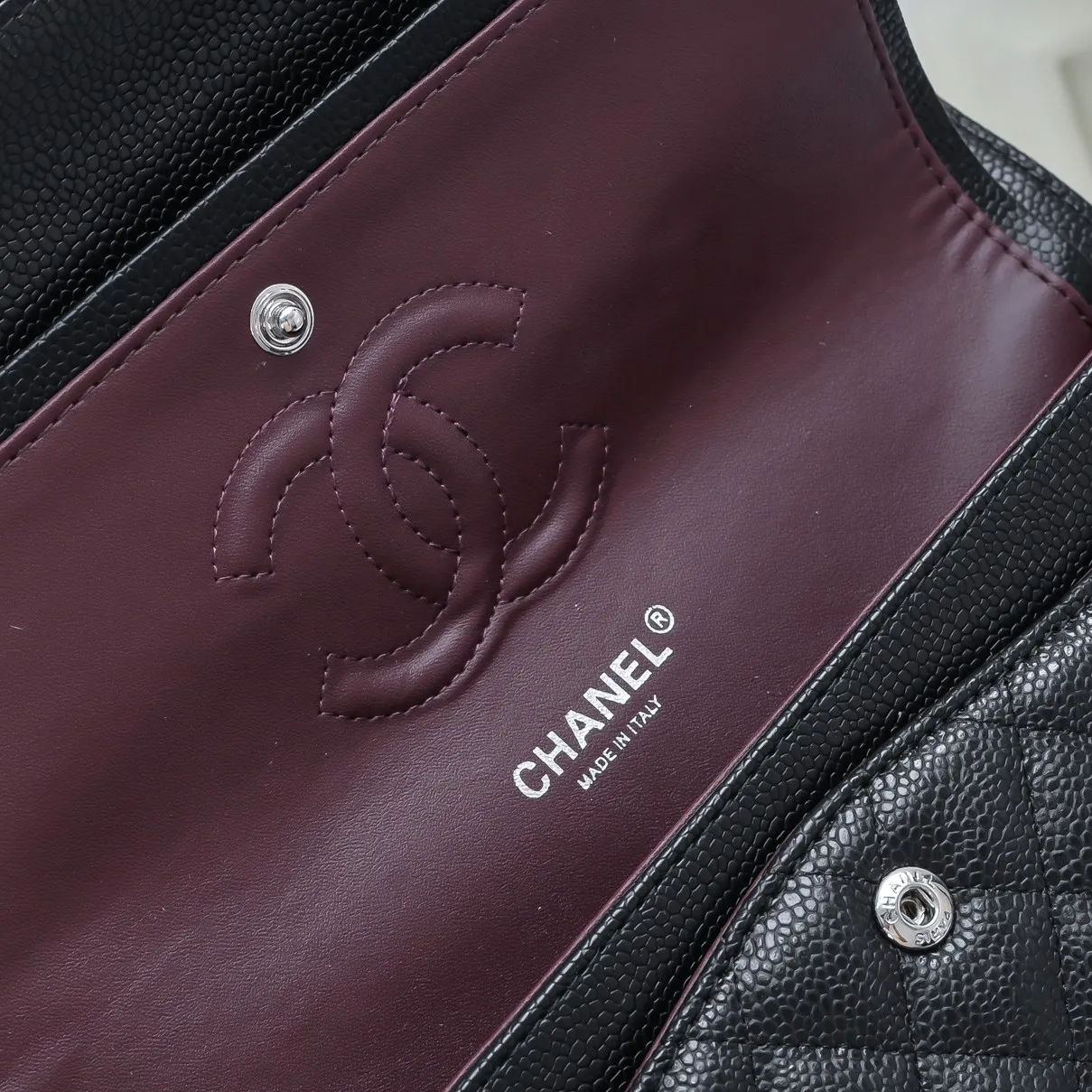💰420￥Chanel,...Palace-level poison👏...Overseas original factory CF2.55...😱 Absolutely the top-notch caviar ball-grain cowhide you have never seen...✨Real K gold➰Gold buckle✨👑 The line spacing is perfectly consistent. The side of the bag is perfectly streamlined👏..It must have such a texture to be perfect💋 Follow the 9-pin diamond pattern. The flip cover is smooth and seamless ☑️ Strong visual three-dimensional effect 🔱 The diamond pattern is full and delicate 💑 It is super smooth, soft and comfortable to use 👒 CF is a must-have for girls. Size: 25.5*16*6.5cm. Style number: 1112 ball pattern