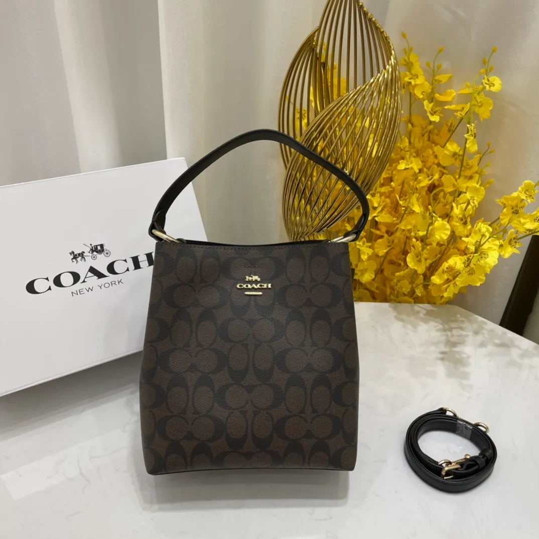 Batch 420💰Coach/Coach new style new carriage bucket with small logo, simple and not fancy, versatile and beautiful, can hold a large capacity, hot style🔥, new model synchronized at the counter, sandwich zipper bag, imported first-layer cowhide, exquisite handcrafting, size 22X22X10, model 2312🌸