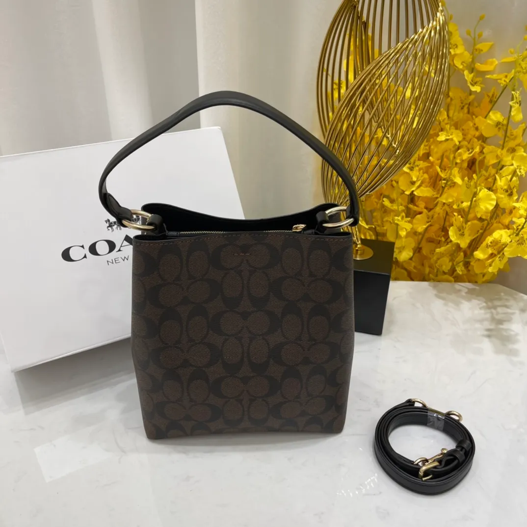 Batch 420💰Coach/Coach new style new carriage bucket with small logo, simple and not fancy, versatile and beautiful, can hold a large capacity, hot style🔥, new model synchronized at the counter, sandwich zipper bag, imported first-layer cowhide, exquisite handcrafting, size 22X22X10, model 2312🌸