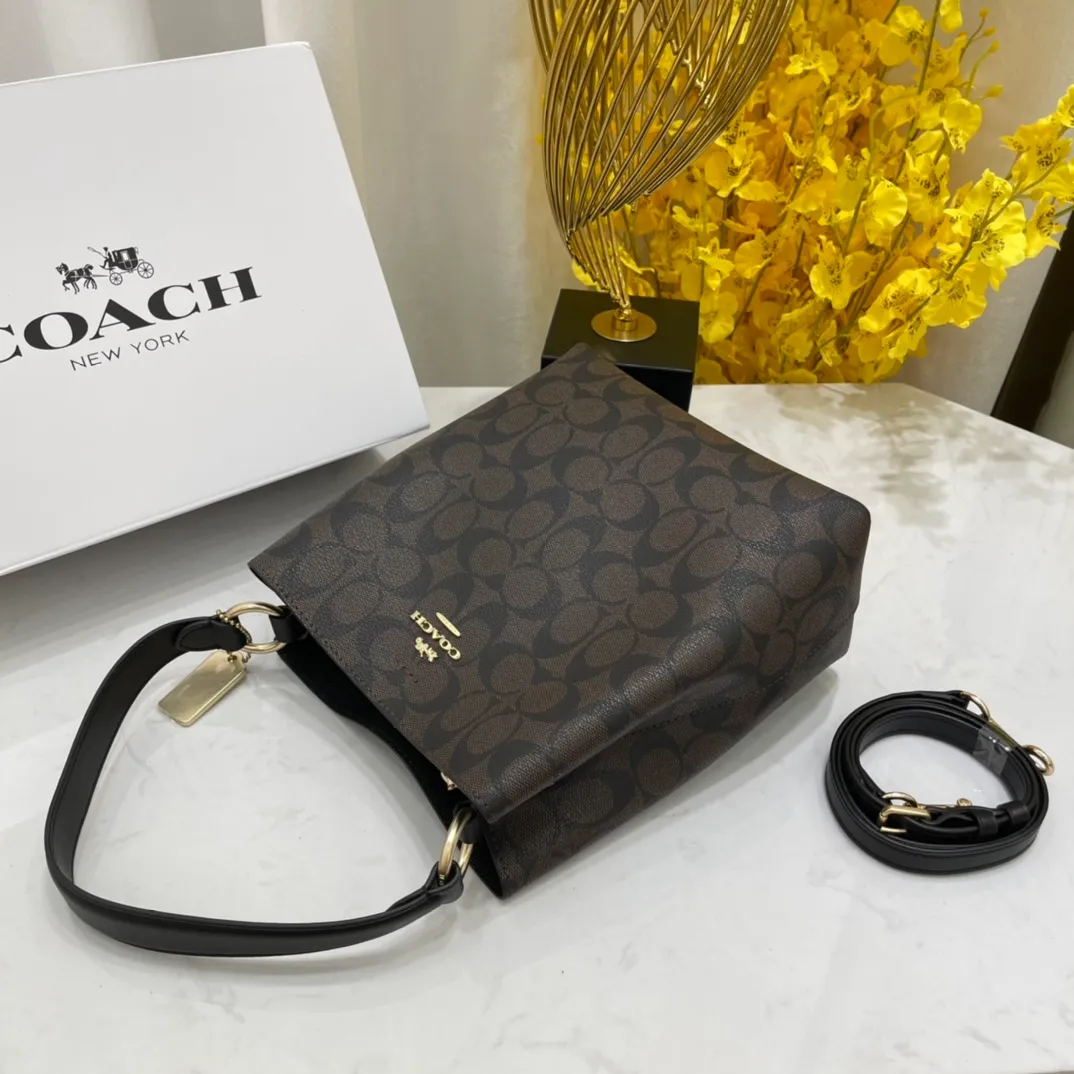 Batch 420💰Coach/Coach new style new carriage bucket with small logo, simple and not fancy, versatile and beautiful, can hold a large capacity, hot style🔥, new model synchronized at the counter, sandwich zipper bag, imported first-layer cowhide, exquisite handcrafting, size 22X22X10, model 2312🌸