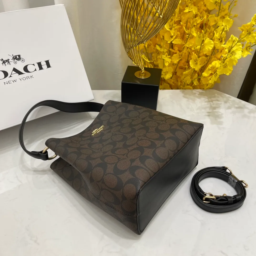 Batch 420💰Coach/Coach new style new carriage bucket with small logo, simple and not fancy, versatile and beautiful, can hold a large capacity, hot style🔥, new model synchronized at the counter, sandwich zipper bag, imported first-layer cowhide, exquisite handcrafting, size 22X22X10, model 2312🌸