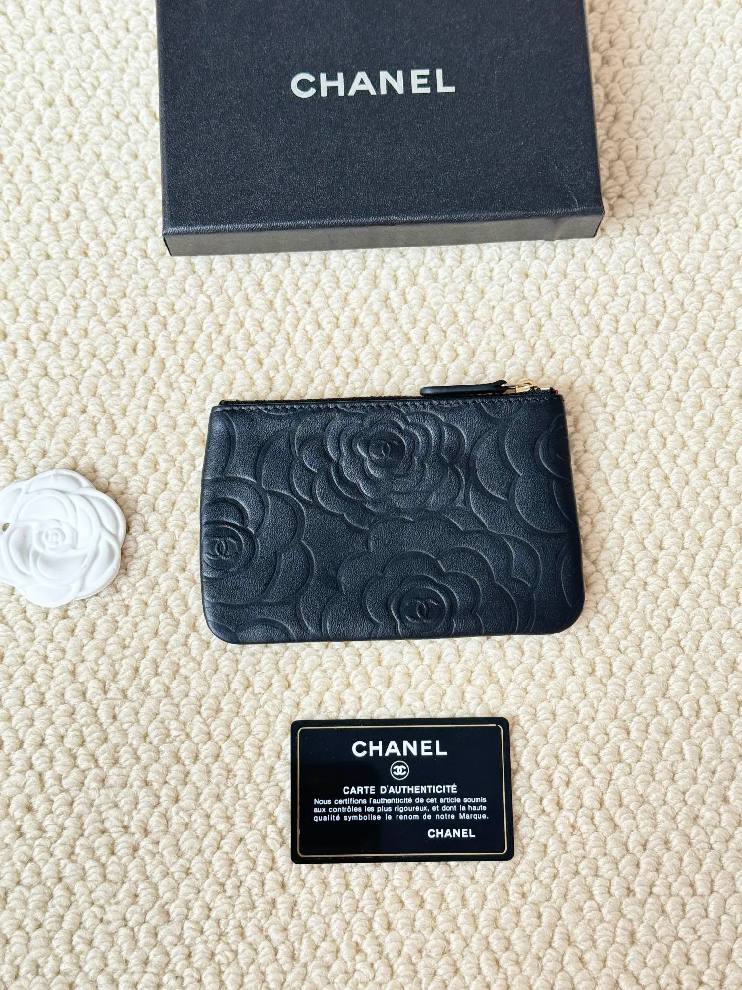 💰130 CHANEL official website 2023 latest🆕Card holder Caviar medium ball grain cowhide is scratch-resistant and has a super glossy feel. It is troublesome to carry a bag that is too big in summer. It is suitable for putting it in a mini bag and is convenient to carry in your pocket😍 The bag has a zipper at the mouth, which is super practical. You can also put cards, change, coins, and keys inside! Style number: 82365 Size: 15*8.5 Color: Camellia-Jin Xiao