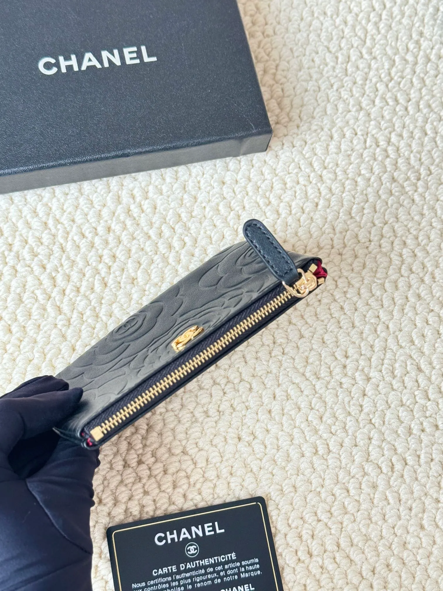 💰130 CHANEL official website 2023 latest🆕Card holder Caviar medium ball grain cowhide is scratch-resistant and has a super glossy feel. It is troublesome to carry a bag that is too big in summer. It is suitable for putting it in a mini bag and is convenient to carry in your pocket😍 The bag has a zipper at the mouth, which is super practical. You can also put cards, change, coins, and keys inside! Style number: 82365 Size: 15*8.5 Color: Camellia-Jin Xiao