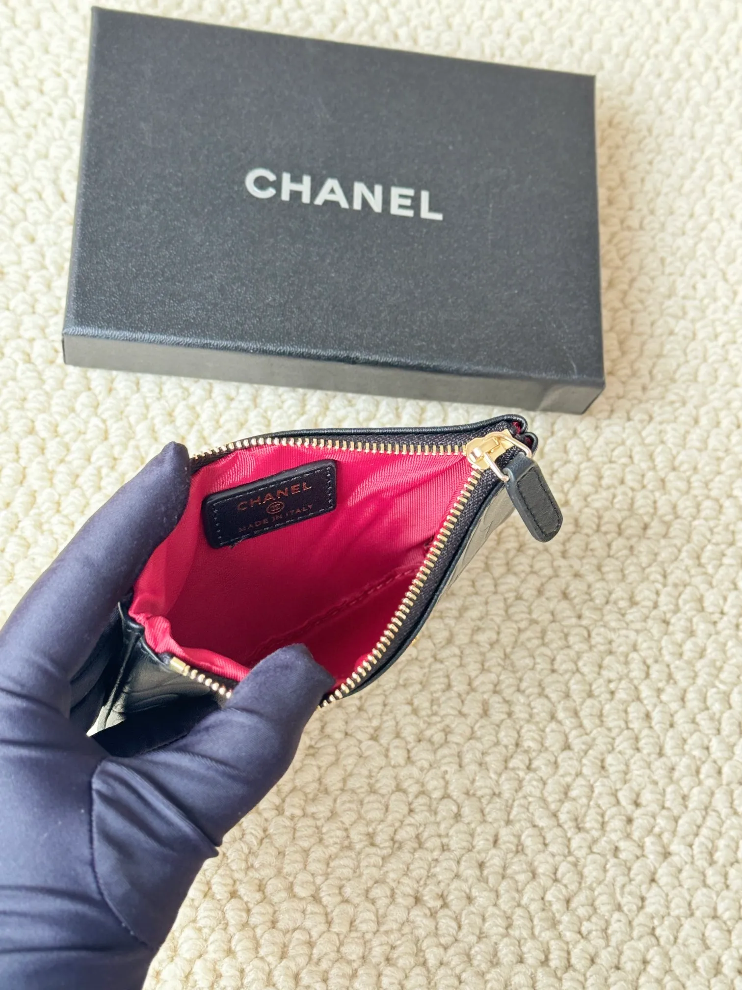 💰130 CHANEL official website 2023 latest🆕Card holder Caviar medium ball grain cowhide is scratch-resistant and has a super glossy feel. It is troublesome to carry a bag that is too big in summer. It is suitable for putting it in a mini bag and is convenient to carry in your pocket😍 The bag has a zipper at the mouth, which is super practical. You can also put cards, change, coins, and keys inside! Style number: 82365 Size: 15*8.5 Color: Camellia-Jin Xiao