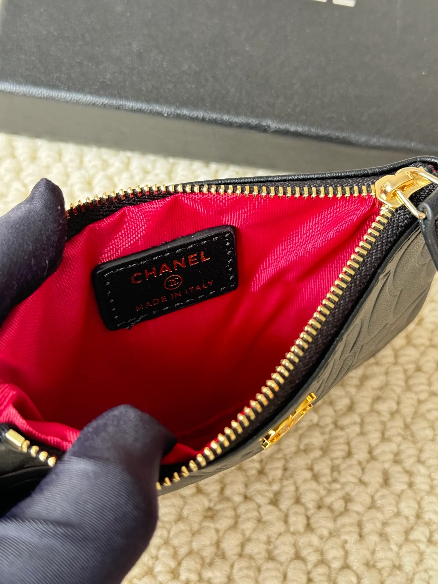 💰130 CHANEL official website 2023 latest🆕Card holder Caviar medium ball grain cowhide is scratch-resistant and has a super glossy feel. It is troublesome to carry a bag that is too big in summer. It is suitable for putting it in a mini bag and is convenient to carry in your pocket😍 The bag has a zipper at the mouth, which is super practical. You can also put cards, change, coins, and keys inside! Style number: 82365 Size: 15*8.5 Color: Camellia-Jin Xiao