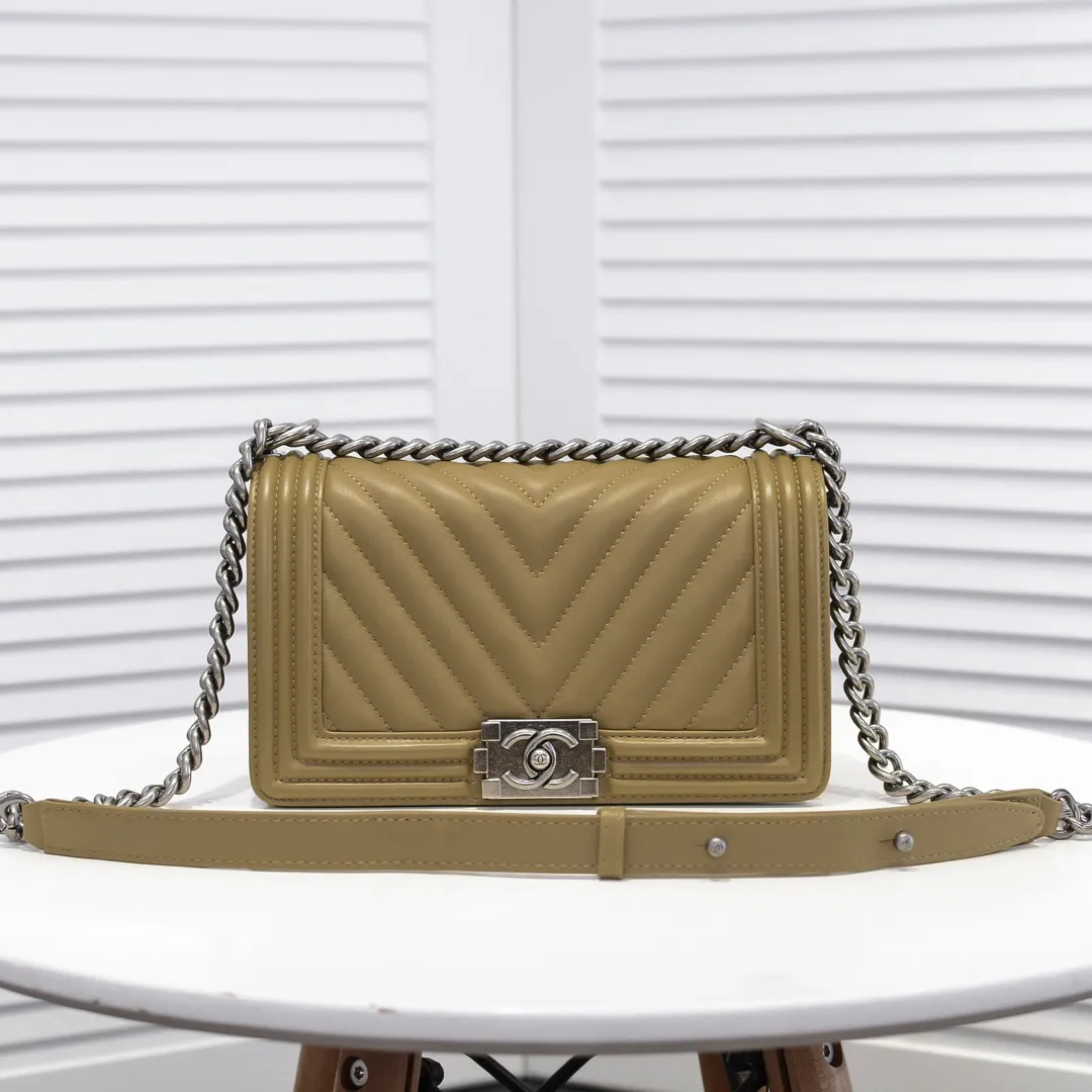 💰420￥ (Full sheepskin with original hardware) [Smile] Chanel Chanel 👑 Lambskin [Lightning] Thickened electroplated hardware accessories 🌈 The workmanship is comparable to the original order 💪 The bottom can be pinched and rebounded without trace, absolutely spot-on and real-life, fashionable and durable 💪💪 High-end quality, no pressure in and out of the drill cabinet 💏, size 25*15*8cm, style number: 67086V grid