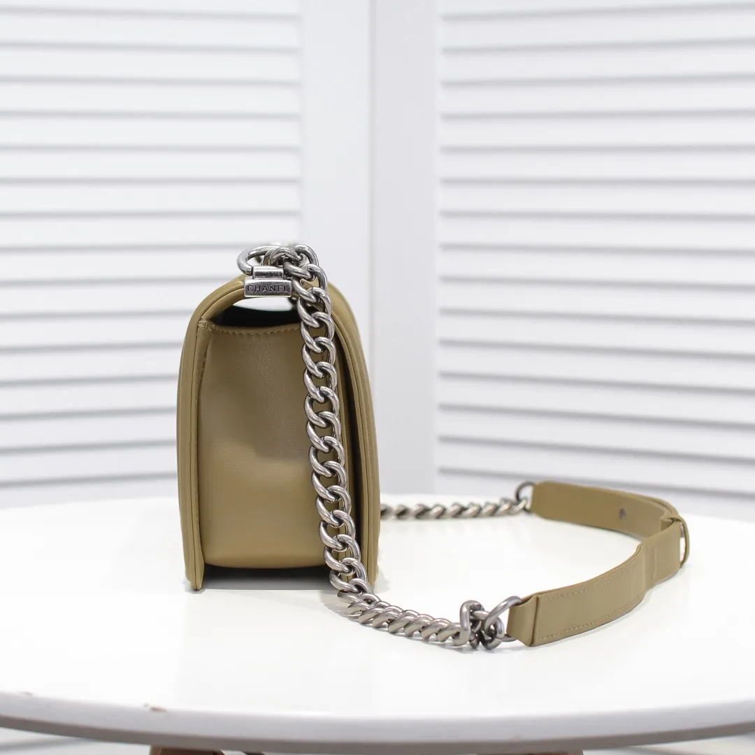 💰420￥ (Full sheepskin with original hardware) [Smile] Chanel Chanel 👑 Lambskin [Lightning] Thickened electroplated hardware accessories 🌈 The workmanship is comparable to the original order 💪 The bottom can be pinched and rebounded without trace, absolutely spot-on and real-life, fashionable and durable 💪💪 High-end quality, no pressure in and out of the drill cabinet 💏, size 25*15*8cm, style number: 67086V grid