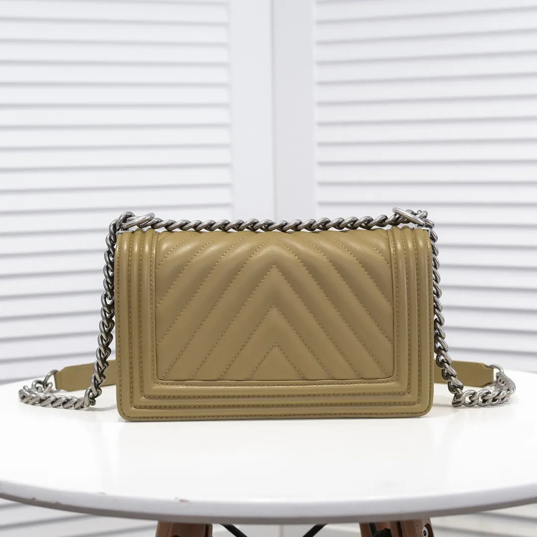 💰420￥ (Full sheepskin with original hardware) [Smile] Chanel Chanel 👑 Lambskin [Lightning] Thickened electroplated hardware accessories 🌈 The workmanship is comparable to the original order 💪 The bottom can be pinched and rebounded without trace, absolutely spot-on and real-life, fashionable and durable 💪💪 High-end quality, no pressure in and out of the drill cabinet 💏, size 25*15*8cm, style number: 67086V grid
